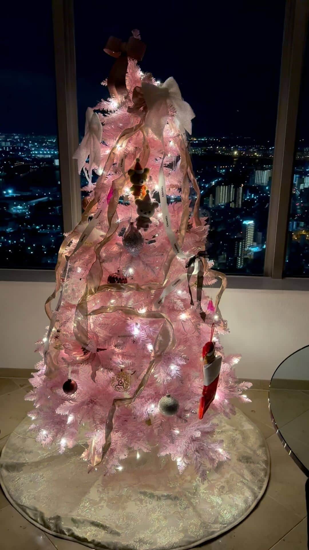 神王ＴＶのインスタグラム：「今年も自宅にクリスマスツリーを飾りました！　超高層階なので夜景との相性もバッチリ（^^）/　愛するリラックマとシャネルも飾りつけました（笑）  #クリスマスツリー #クリスマス #ツリー #リラックマ #シャネル #christmastree #christmas #CHANEL」