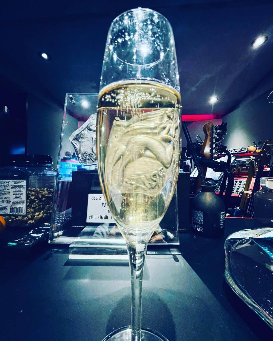 のインスタグラム：「ライブ前　外飲み控えて真面目にスタジオ模様替え　終わって家飲み🥂笑笑　今年最後のライブ楽しみ〜🎤🎸   Since it was before the live event I stopped drinking outside. Today I seriously did a studio makeover. It was completed safely, so I drank at home 🥂 lol I'm looking forward to the live ~」