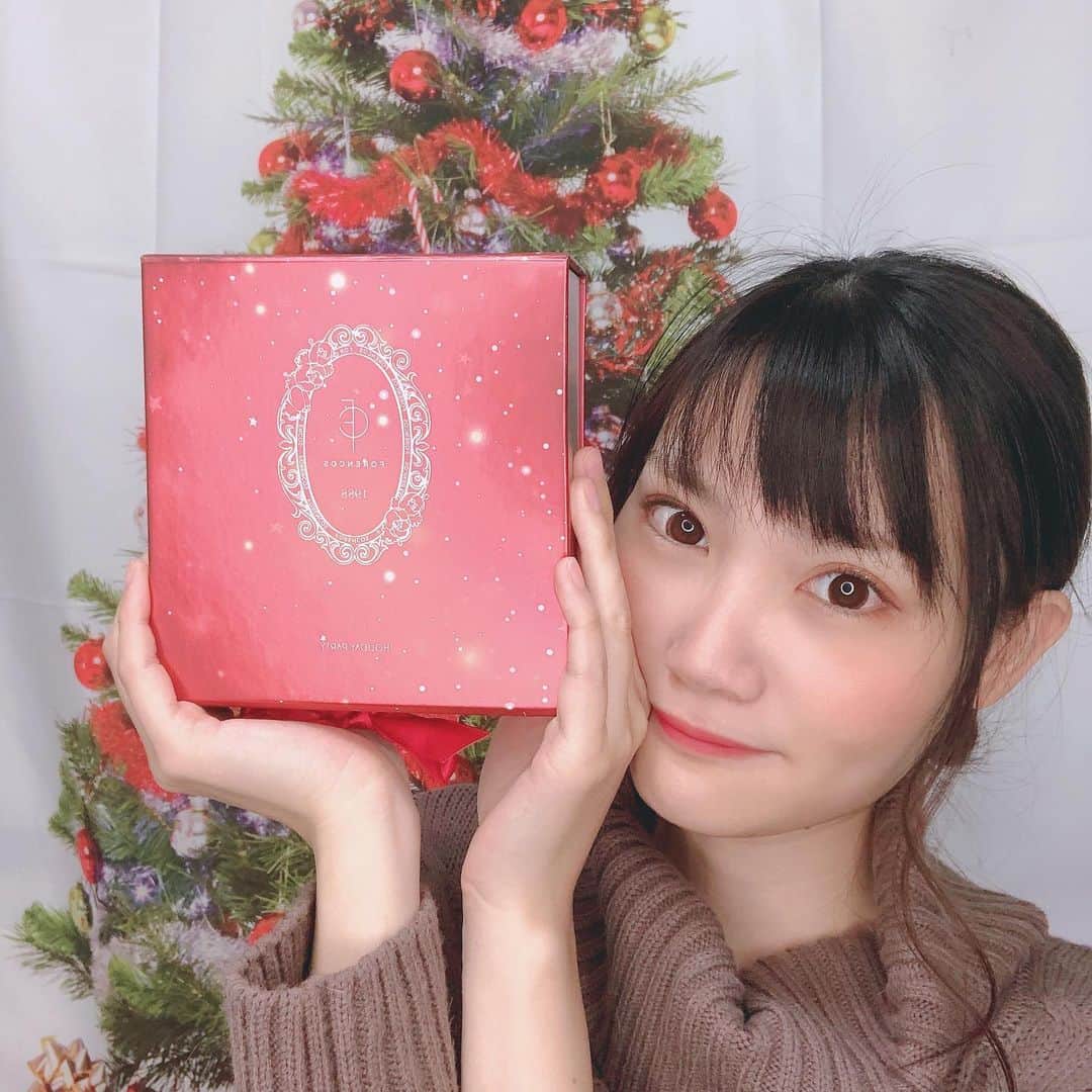 ひよりんごのインスタグラム：「めちゃくちゃ可愛いクリスマスコフレ🎄🎀 キラキラしていてワクワクしちゃう✨ 新しいコスメって気分上がるよね💓💓 限定10日間のキャンペーンで12/22〜31まで5,600円から1480円になるそう🎁 お買い得すぎて…🫶💗 是非チェックしてみてね💓  https://m.qoo10.jp/su/1356616470」