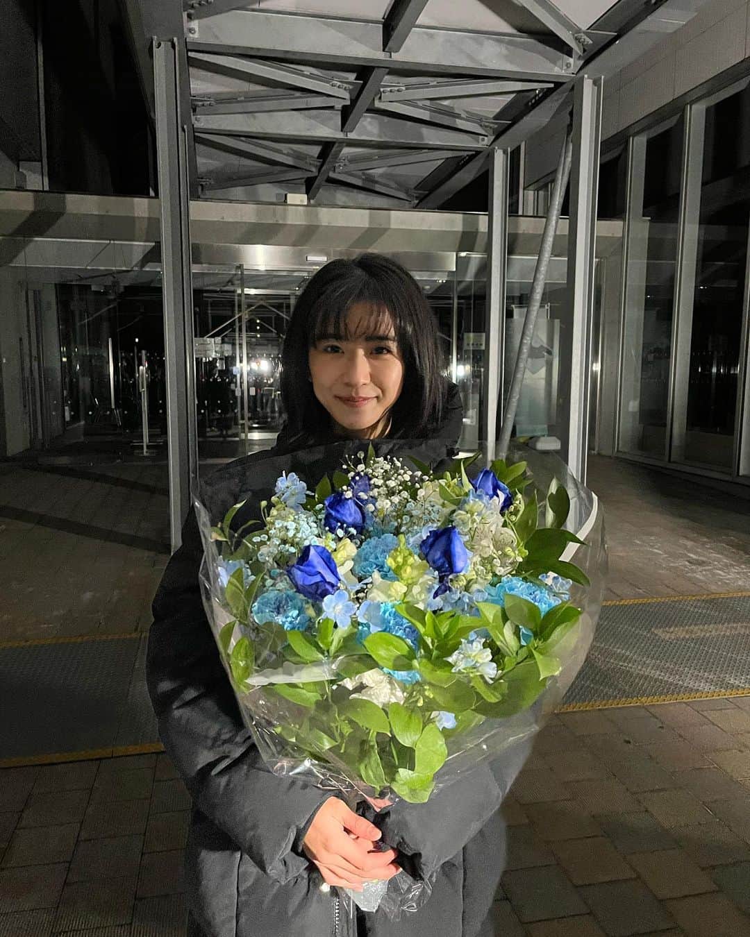 黒島結菜マネージャーのインスタグラム：「⁡ みなさま、こんばんは！ ⁡ TBS金曜ドラマ「クロサギ」 ついに最終回です！ 今夜22時〜ぜひご覧いただけると嬉しいです！ ⁡ 連れ去られた氷柱、黒崎との関係性、黒崎の歩む道は、、色々気になりすぎて最終回が楽しみです！👀 ⁡ 写真はクランクアップ時いただいたお花と共に💐」
