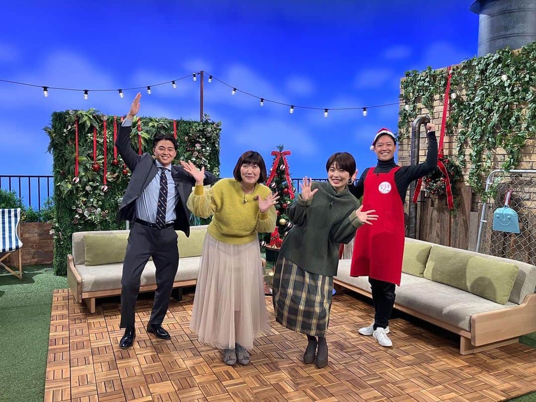 大野晃佳のインスタグラム：「ゲストの川村さんと！ 年内ラストツキいちanna！  スタジオもクリスマス仕様でした🤶  #立田サンタ #ツリーにも見える不思議」
