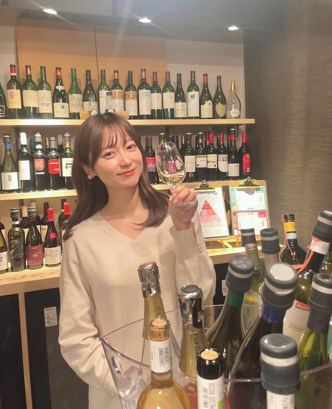 吉田悠希さんのインスタグラム写真 - (吉田悠希Instagram)「🍷 ⁡ 2022年最後の中継コーナーが終わり… 私は、ひと足先に #辛坊治郎ズーム 納めでした🎤 放送自体は来週もありますので 最後の放送まで、まだまだお楽しみください🫶🏻 ⁡ ⁡ そしてAbemaTVのWINTICKETミッドナイト競輪は 今夜の生放送、そして12/30(金)の放送回の あと2回が年内担当分となります🚴‍♀️ ⁡ ⁡ 今夜も的中できますように…❄️❄️ ⁡ ⁡ ⁡ ⁡ ⁡ ⁡ #セントフォース #吉田悠希  #ミッドナイト競輪 #競輪予想 #ニッポン放送  #赤坂 #辛坊治郎ズーム #ワイン飲み比べ  #ワインバー #🍷」12月23日 19時40分 - yuki__yoshida__914