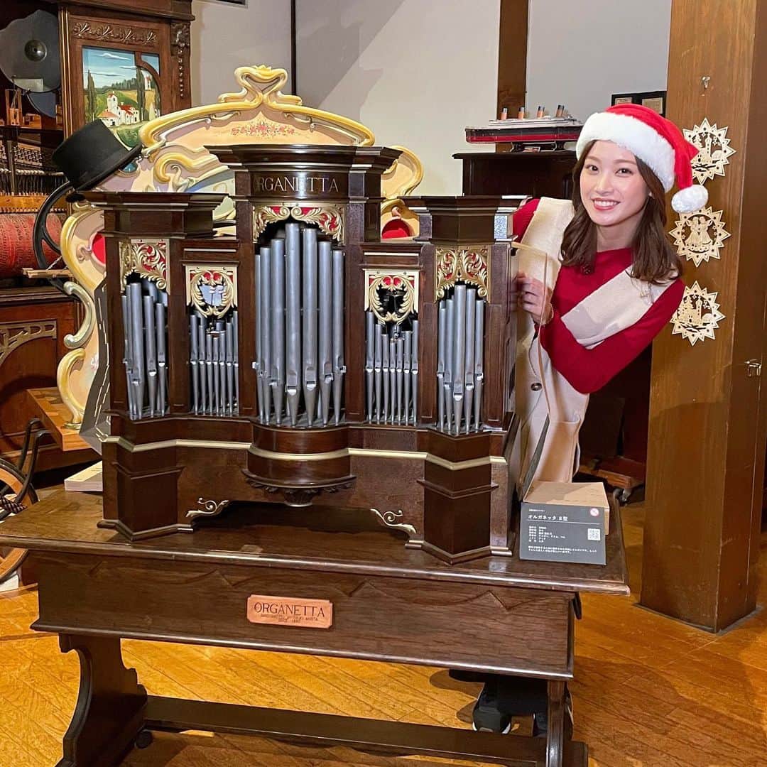橋本和花子のインスタグラム：「*  一足早いですが、、メリークリスマス🎄 今日の中継は六甲山にある "Rokko 森の音ミュージアム"から！  手回しオルガンや自動演奏楽器で 癒しのクリスマスソングをお届けしました🎁✨  皆さま、素敵な土日をお過ごし下さいませ🎅 （最後の写真はファイトポーズではなく人形のマネ）」
