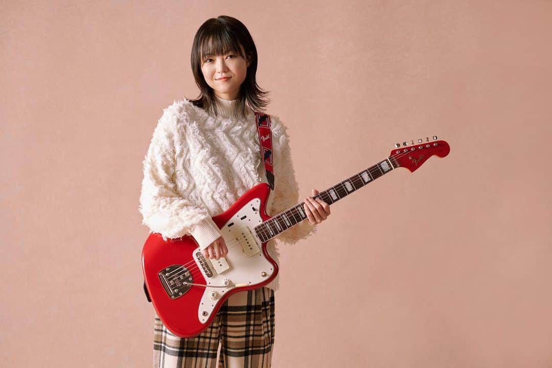 弓木英梨乃のインスタグラム：「FenderNews「Brand New Vintage」 American Vintage II 1966 Jazzmaster®  Super happy to come across a great guitar! Please check out the video😊  https://fendernews.jp/brand-new-vintage-yumikierino/  #fender」