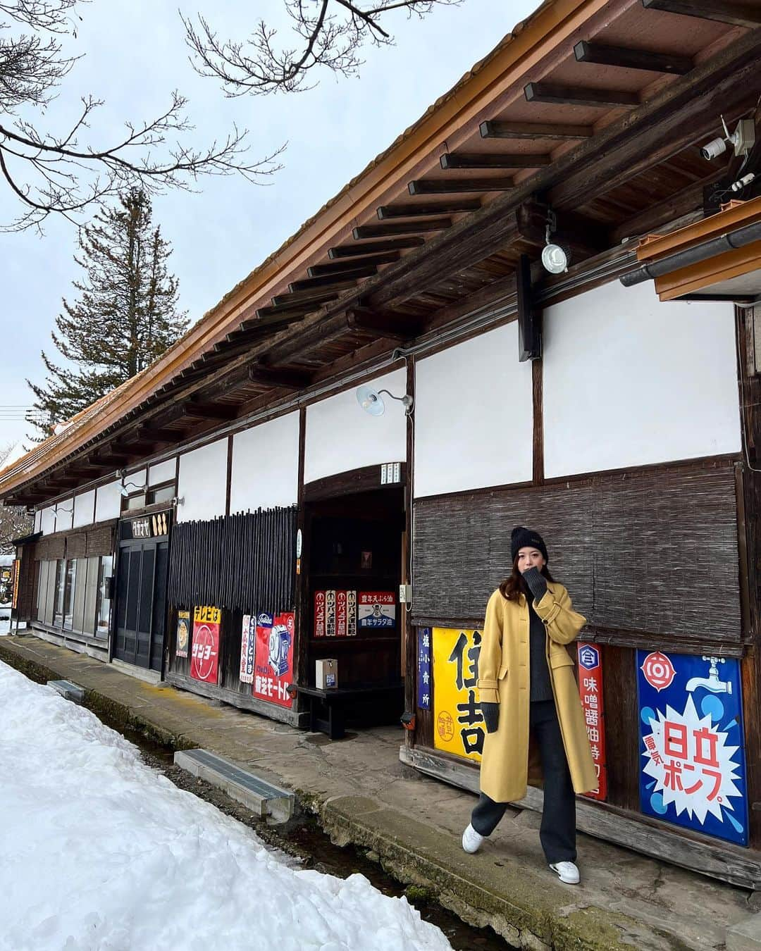 浦田実来さんのインスタグラム写真 - (浦田実来Instagram)「座敷童ちゃんち🏡  1年予約ができない座敷童の館#タガマヤ村 に行ってきた🥹 1年前に予約がとれた！！って👨🏻から報告を受けてからずっと楽しみにしてたんだあ〜😗😗😗  1泊目は 👨🏻と妹ちゃん仲間と私たちの元職場メンバーっていう謎メンだけどめちゃ楽しくて😗🫶 2泊目は 👨🏻の会社メンバーで朝までゲームで笑いまくり🥹 3泊目は 👨🏻と2人で堪能っていうサイコーーに満喫できる旅だった❤️ (4日目以降はお譲り🙃🙃🙃)  急にテレビついたり折り鶴が勝手に横に置かれてたり、笑い声が廊下から聞こえたり、覗き込まれた子もいたり、どこまでそれ？？ってわからんくなるくらいいろんなことが起きた4日間だった笑  最後の夜は夢で座敷童くんとすごく遊んだのを覚えてる😶 でも何したかとかは全然覚えてない🫤🫤🫤←  座敷童ちゃんどうこうに関わらず普通に楽しい旅だったな〜〜☺️☺️☺️」12月23日 20時01分 - miquuuuu