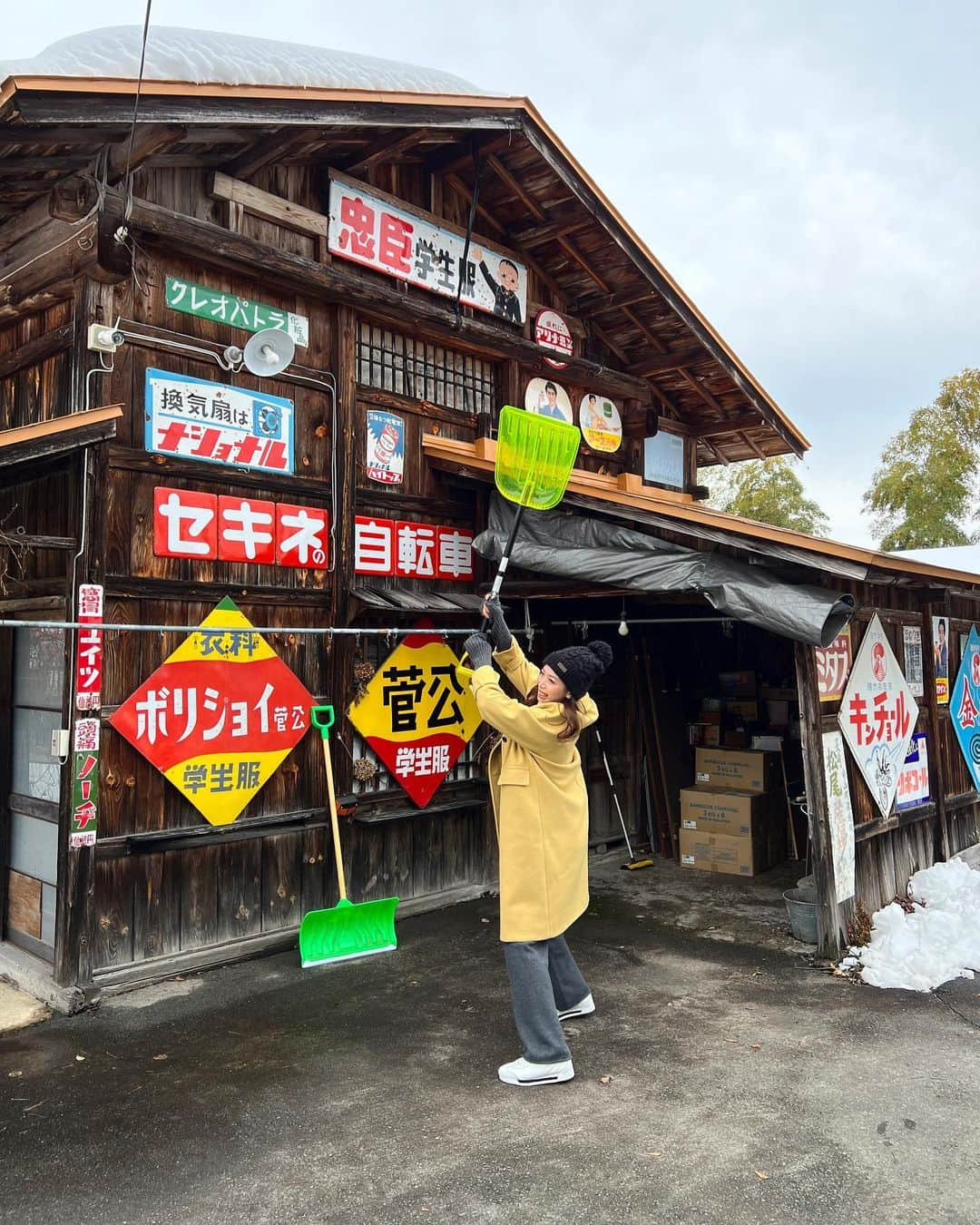 浦田実来のインスタグラム：「座敷童ちゃんち🏡  1年予約ができない座敷童の館#タガマヤ村 に行ってきた🥹 1年前に予約がとれた！！って👨🏻から報告を受けてからずっと楽しみにしてたんだあ〜😗😗😗  1泊目は 👨🏻と妹ちゃん仲間と私たちの元職場メンバーっていう謎メンだけどめちゃ楽しくて😗🫶 2泊目は 👨🏻の会社メンバーで朝までゲームで笑いまくり🥹 3泊目は 👨🏻と2人で堪能っていうサイコーーに満喫できる旅だった❤️ (4日目以降はお譲り🙃🙃🙃)  急にテレビついたり折り鶴が勝手に横に置かれてたり、笑い声が廊下から聞こえたり、覗き込まれた子もいたり、どこまでそれ？？ってわからんくなるくらいいろんなことが起きた4日間だった笑  最後の夜は夢で座敷童くんとすごく遊んだのを覚えてる😶 でも何したかとかは全然覚えてない🫤🫤🫤←  座敷童ちゃんどうこうに関わらず普通に楽しい旅だったな〜〜☺️☺️☺️」