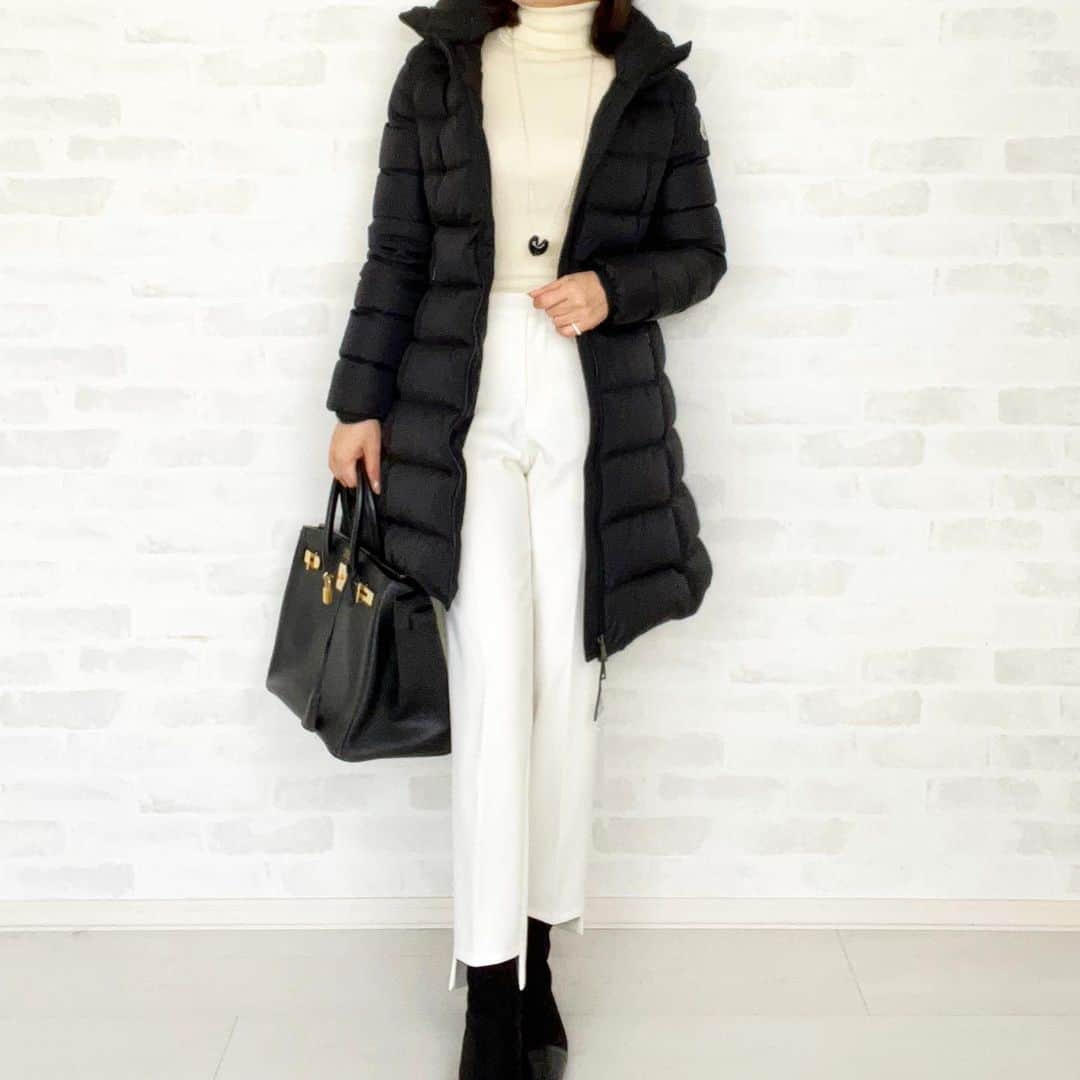 tomomi.7_のインスタグラム：「* *  @moncler  このダウンを着ると、背中からポカポカ さぁ寒い冬を乗り切ろう❄️ 素敵なクリスマスになりますように🎄  * *  #moncler #モンクレール #モンクレールコーデ #シンプルコーデ #uniqlo #タートルネック  #noble #ノーブル #hermes #エルメス #モノトーンコーデ #ダウンコート #モンクレールダウン #ダウンジャケット  #chieko6 #chiekoplus #アクセサリー」