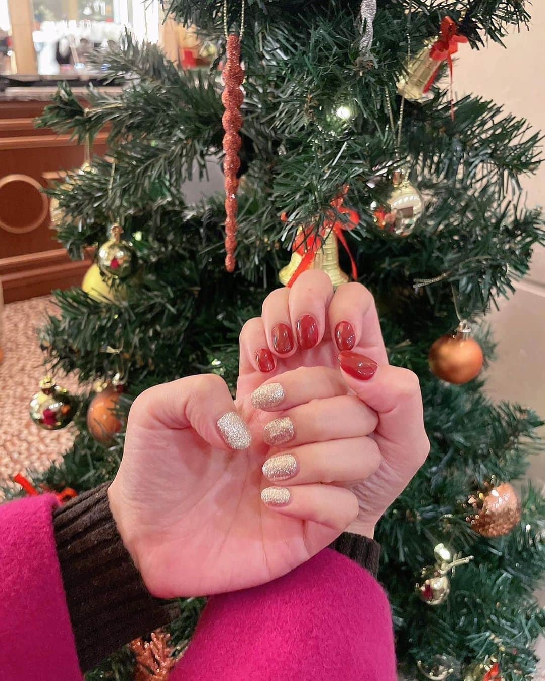 松村香織のインスタグラム：「クリスマスネイル🎄  ワンカラーで 仕上げてもらったよ❤  赤×ゴールドかわいい  とってもお気に入り🎄  みさちゃん @misamisa124  いつもありがとう。  @chiconail_0331   もーすぐクリスマス🎄  ツリーとかもあと少しで お正月仕様になると思うと ちょっとさみしい  クリスマスの街の雰囲気すき。  #冬ネイル #ネイル #ネイルデザイン」