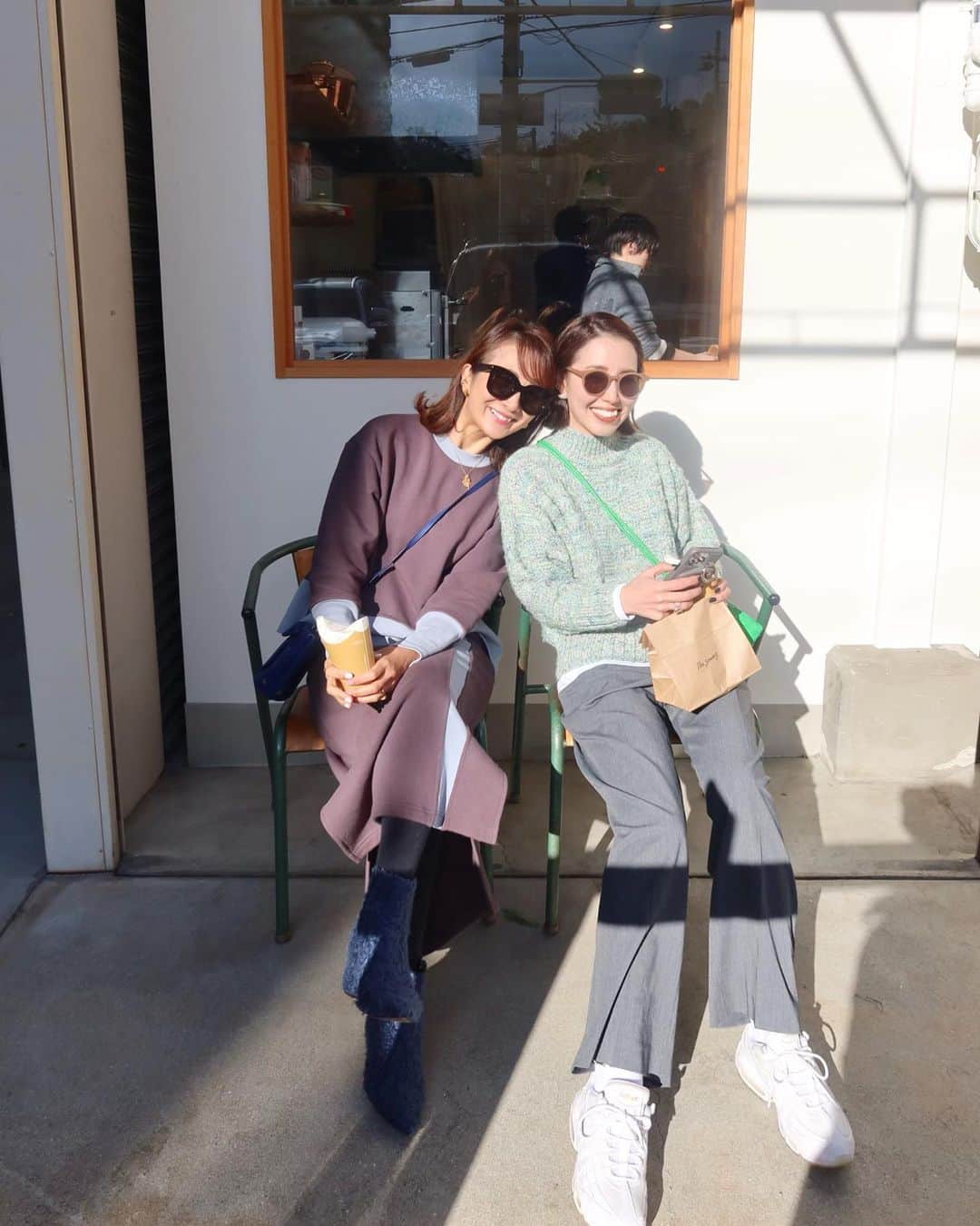 Mai Wakimizuのインスタグラム：「今年もあっという間に残り1週間！オフィスも最後の追い込みとなりました♡昨晩年内最後の発売日を終え、今日は発送の1日でした！いつも支えて下さるお客様に改めて感謝の気持ちでいっぱいです♡有難うございます♡(突然のご挨拶。笑) 打ち合わせがてらshinkaとbreak time. #wakkinstyle tops&skirt:#linkable @linkable_official」