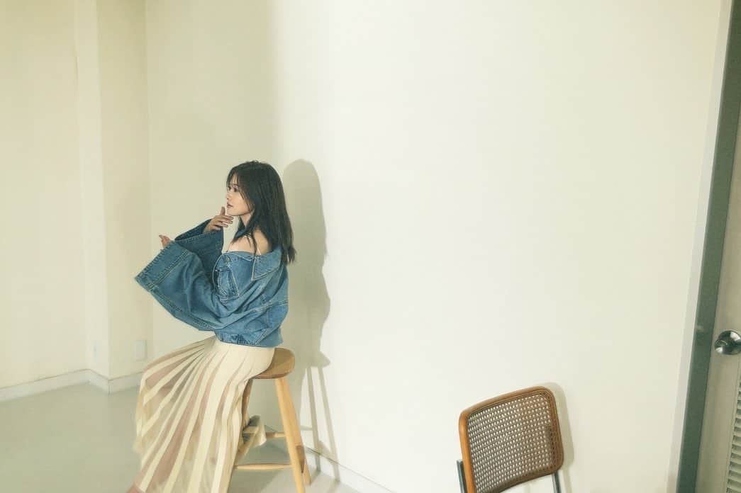 白石麻衣さんのインスタグラム写真 - (白石麻衣Instagram)「本日発売のFRIDAYに 登場しています📚  ヘルシーに撮っていただきました🍹 見ていただけたら嬉しいです。  オフショット置いていきます🫧」12月23日 20時00分 - m.shiraishi.official