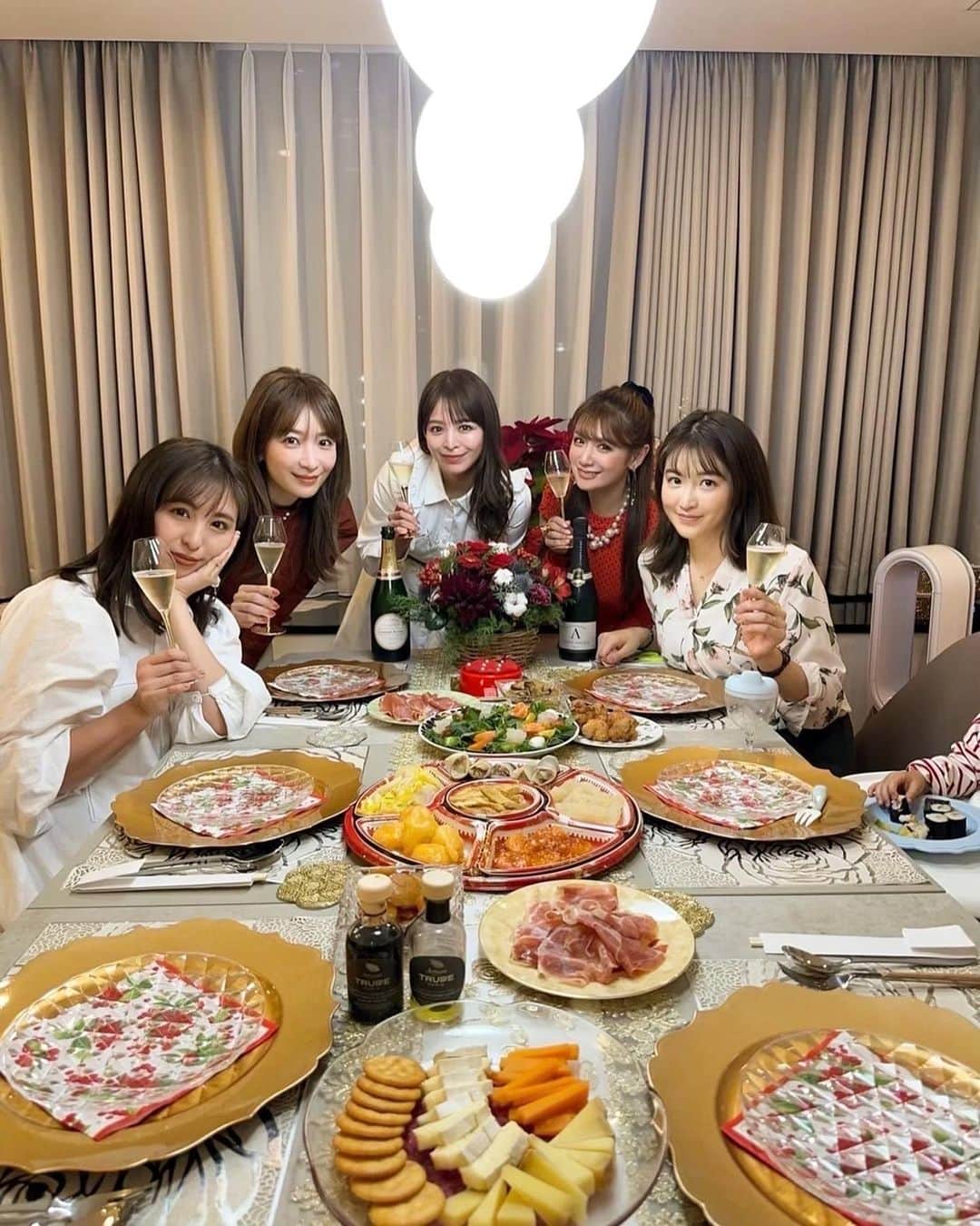 のインスタグラム：「． いつめんで恒例のChristmas Party🎄❤️ & いろはHappy Birthday!🎂✨ ． ． 美味しいごはん食べて飲んで、 気付けば7時間喋りっぱなしだった🤣✌🏻笑 みんなライフステージ変わって環境がそれぞれ違うけど、 ずーっと楽しくて面白くて最高なメンバー🥹💓💓 ． ． 年の瀬は大好きな人たちと残りわずかな年内を 過ごしたくなるよね〜🥂 いよいよ土日はクリスマスですね🎄💕 キラキラした街中と、大切な人にプレゼントを 選んでる幸せそうな人々の雰囲気が大好き🥰 ． ． みんなが笑顔で溢れるHappyなクリスマスを 過ごせますように...🕊❤️❤️ ． ． #christmas #christmasparty #あさみん不在 #いつめん納め #2022もありがとう #🤍」