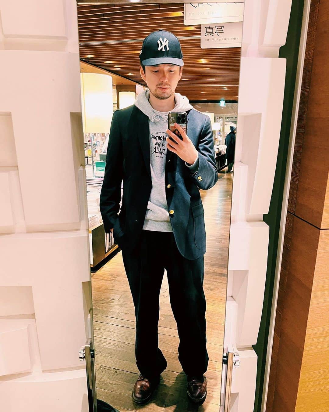 有原遣智さんのインスタグラム写真 - (有原遣智Instagram)「宇多田ヒカル復活LIVEパーカーとブルックスとロスアパ🇺🇸  jacket: #brooksbrothers  hoodie: #宇多田ヒカル  pants: #losangelesapparel  shoes: #alden  cap : #newera   ⁡ #fashion #ootd #outfit #throwback  #初恋 #netflix #firstlove #ブルックスブラザーズ #ロスアパ #ロサンゼルスアパレル #オールデン #ニューエラ #ヴィンテージ #カフェ #カフェ巡り #カフェ活 #古着 #古着コーデ #film #フィルム #nikon #f80」12月23日 20時12分 - kenchi_arihara
