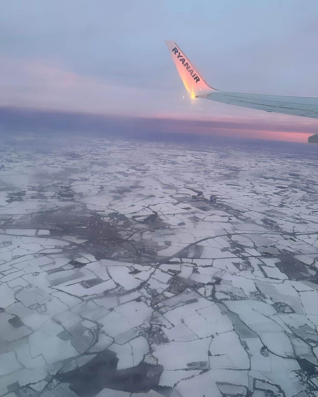 羅晴さんのインスタグラム写真 - (羅晴Instagram)「丹麥🇩🇰 童話世界到此一遊   在飛機上俯瞰時，覺得自己像座位前面的小孩，我們此刻也像極了阿爾敏，那雙充滿光的眼睛， 「火焰之水、冰之大地和沙之雪原」  原來世上還有這樣的美景  #denmark #denmarktravel #københavn #copenhagen」12月23日 20時27分 - ilbettylo
