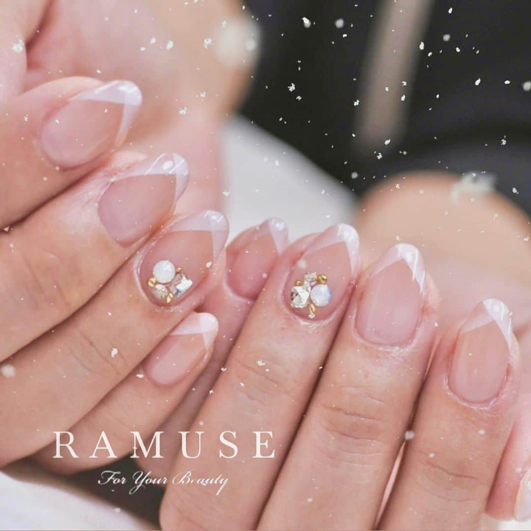 Riyo.Nailartistさんのインスタグラム写真 - (Riyo.NailartistInstagram)「エアジェルデザイン🤍リボン風フレンチ✴︎ 爪が長く見えるし本当にオススメ！！ こちらのクーポンは ホットペッパーBlogをご覧下さい💫 @ramuse.foryourbeauty   . . . . #ramuseforyourbeauty #ラミューズ #冬ネイル　#エアブラシネイル #エアジェルネイル　#フレンチネイル　 #白フレンチネイル　#花嫁ネイル　#newネイル #冬ネイル2022 #ホワイトネイル」12月23日 20時35分 - riyo1621