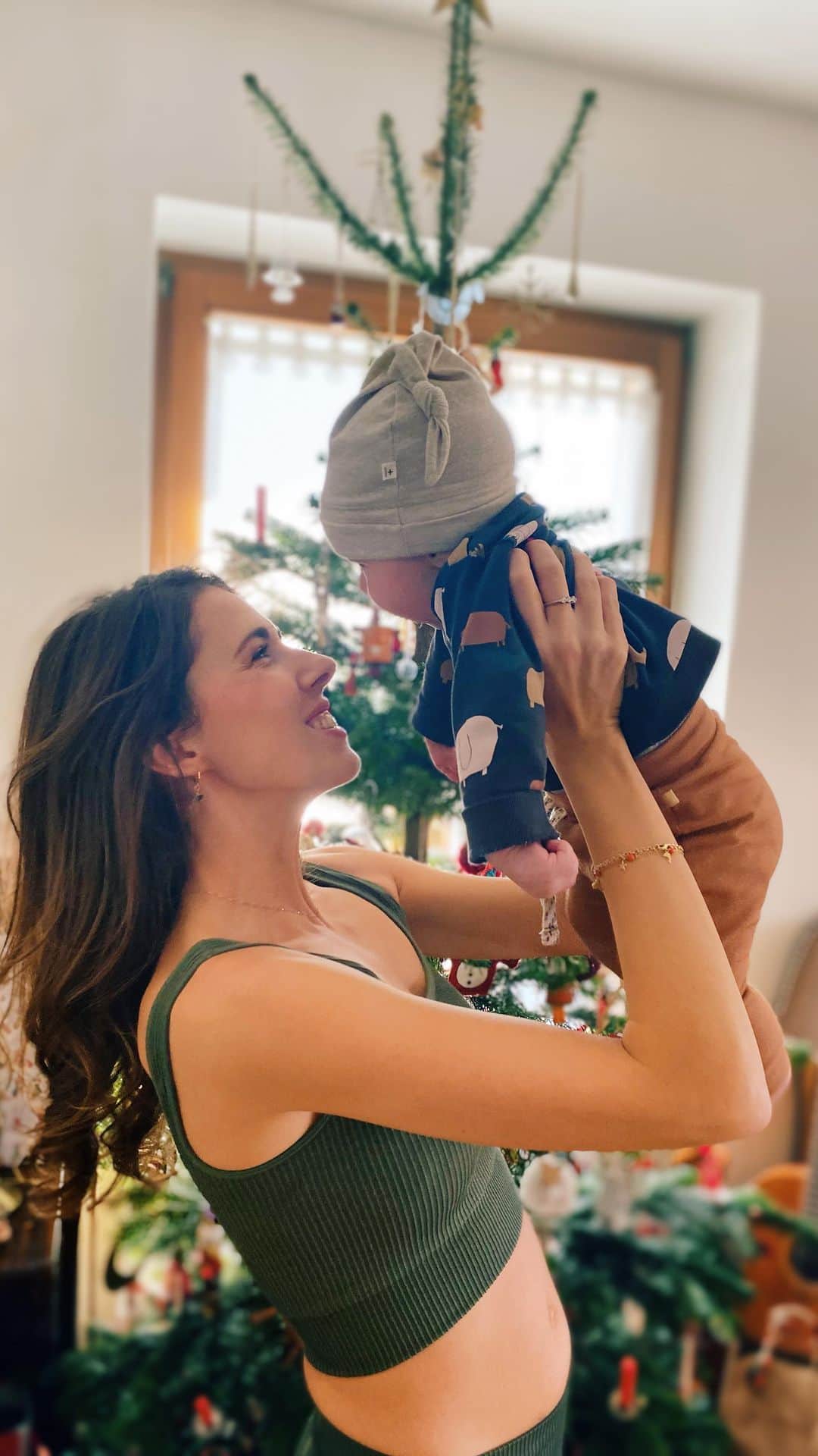 カロル・ブレッサヌッティのインスタグラム：「“It’s amazing how someday someone walks into your life and you can’t remember how you ever lived without him”  #momandson #biglove #myboy #babyboy #momlife #family #christmastime」