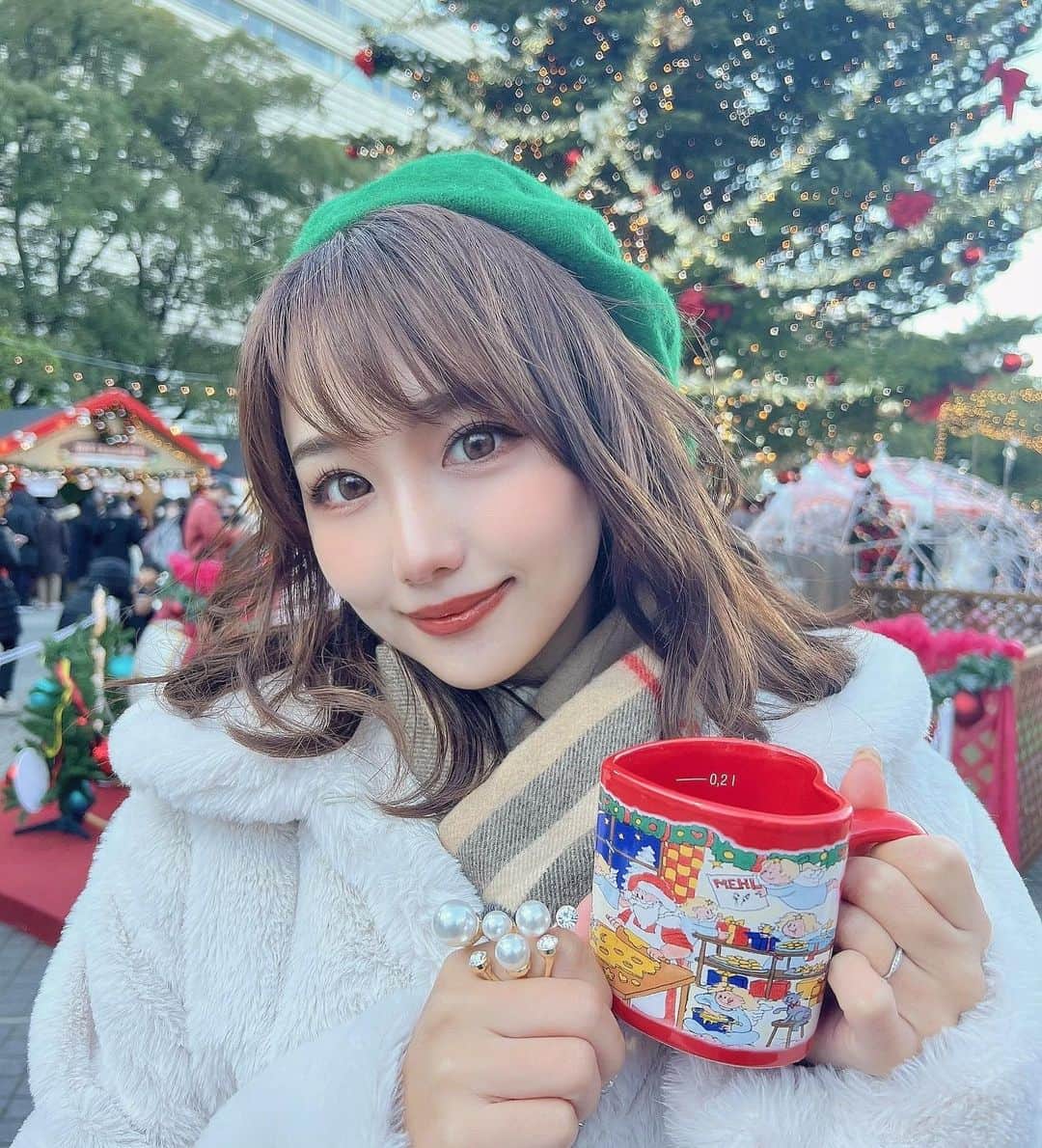 のインスタグラム：「⋆  クリスマスマーケットに行ってきました〜🎅🏻 寒かったけど美味しかった〜❄️🫶🏻 この日のカラコンはmelotteです👀❥ 新しく買ってみたんだけど 透明感ましましカラコンで とっても可愛かったです🌟 色味は2種類ゲットしました！  𓏸Milk puff(ミルクパフ) ふわっと漂う多幸感うっとりレディブラウン  𓏸Pearl ring(パールリング) パールのようなつやっとおめかしベージュ この日はパールリングを装着しています！ 自然な焦茶の縁と明るめベージュのコントラストがとっても可愛いです〜🤍 PR @melotte_official #melotte #ミルクパフ #パールリング #カラコンレビュー #アカリンの無敵カラコン #吉田朱里 #アカリン #メロット #クリスマスマーケット #クリスマスマーケット名古屋 #クリスマス #メリークリスマス」