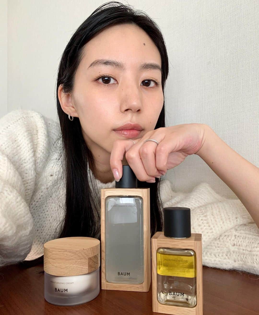Shiho Sasakiのインスタグラム：「日頃から大好きで愛用している @baum_global さんから素敵なギフトが届きました🎁  自然由来の樹木の優しい香りがとても心地良い〜🌿 自宅のインテリアも温かみのある木製の物が多いから 部屋にも馴染むし、とってもわたし好みでした💚  本気で良いと思ってるので、 使用感など、個人の感想だけどいくつかまとめてみるね！  🌿ハイドロ エッセンスローション トロッと濃密で贅沢な気分になれる。 肌への浸透も良くて、付けた後はほんっとに潤ってもちもち！ 🌿モイスチャライジング オイル オイルとエッセンスの二層を振って混ぜてから使用するんだけど、こんなにサラッとつけられるオイルあるんだ！と感動。思わず深呼吸しちゃうようなウッドの清々しい香りが心地良い〜。 🌿モイスチャライジング クリーム 軽いのに潤う。スキンケアの最後に使用していますが、潤いを閉じ込めてくれている感じがする！  🌿アロマティック ルームスプレー リラックスしたい時に空間に1プッシュ。就寝前に使用してますが、これのおかげでぐっすり寝付けてる🛌 🌿アロマティック ハンドウォッシュ 天然由来の樹木の香りが心地良い。洗い上がりはしっとりと、程よく潤いはキープしてくれる、乾燥する時期にも嬉しい使用感💚 🌿アロマティック ボディローション 乳液タイプで肌にスルスルっと馴染んで、潤いを与えてくれます。お風呂上がりに使用してますが、翌朝も潤いが続いてる🫰🏻 🌿アロマティック ハンドクリーム 樹木の奥行きのある香りがとてもリラックスできます。乾燥は防ぐのにベタつかないから嬉しい💚 🌿アロマティック キャンドル こちらも就寝前など、リラックスしたい時に主に使用しています。モダンな森林の香りが心を落ち着かせてくれるよ。 🌿オーデコロン ふわっと優しく香るコロンだから、香水が苦手な私でも心地良く使えた！お出かけ前にひと振りしてます。 🌿ギフトバッグ ふかっとした質感なので、旅行や出張の際にスキンケア用品を持ち運ぶのに大活躍です！  BAUMのSKIN CAREラインは既に使っていたけど HANDやBODY、MINDシリーズも充実しているので贈り物にも、自分へのご褒美にもぴったり💭 これからのギフトシーズンにもぜひ🎄  #baum_beauty#BAUM#バウム #肌も心もととのう#ギフト#ギフトにおすすめ #サスティナブル#sponsored」
