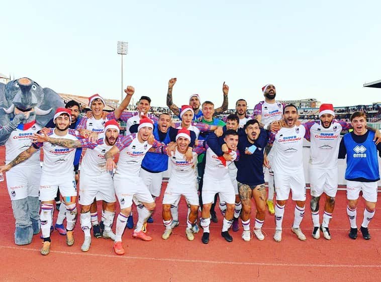 ジュゼッペ・デ・ルカのインスタグラム：「E sarà. Fottutamente stupendo.😜😉 Tantissimi auguri di Buone feste a tutti voi dalla zanzara 🦟🔵🔴🌋🐘 Forza @cataniassd !」