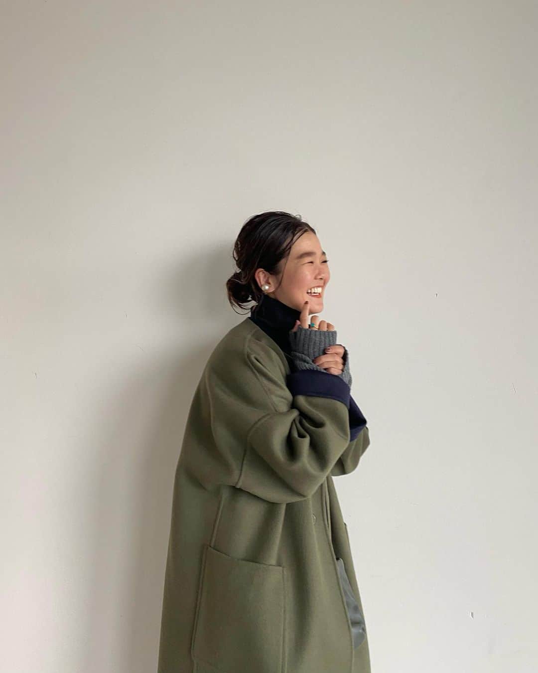 BEAMS WOMENのインスタグラム：「【もうすぐクリスマス‼︎🎄🎅🏼 おすすめのGREENアイテムをご紹介🕊️✨】  こんにちは。大人BEAMS編集部の目黒です。  わたしのお気に入りはカーキグリーンのこちらのコート🎄 ブラックより強い印象がなくて、落ち着くベーシックカラーのひとつ。 華やかに、でも忙しないホリデーシーズンのスタイリングに パッと羽織ってサマになるのも頼れるんです。」