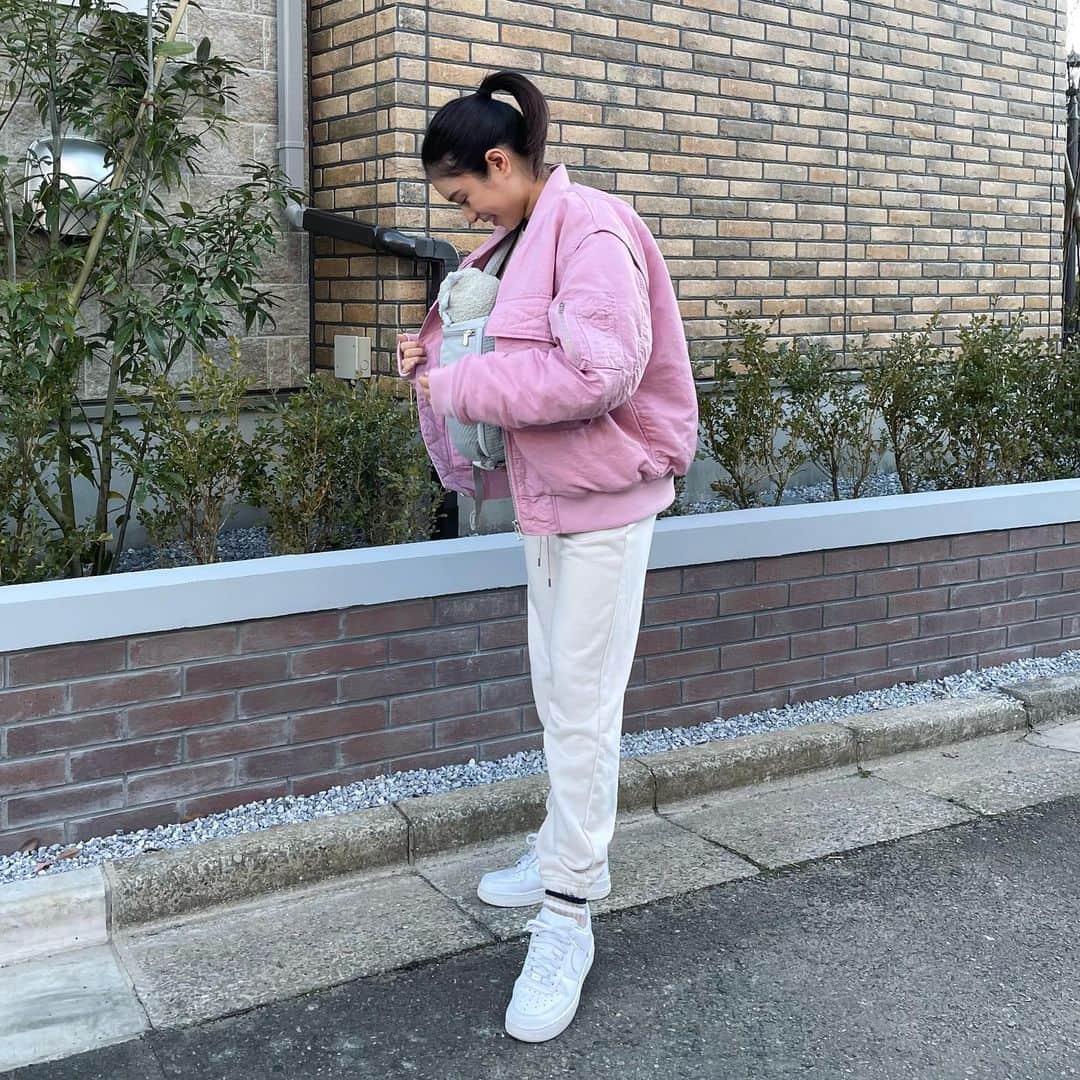 森川真帆のインスタグラム：「💗🦖💕💓  天気が良い日にはお散歩してる最近。 急に寒くなってきたけど おかげさまで抱っこしてるとあたたかい🫶笑  毎日が新鮮で楽しいなーーー！  #生後2ヶ月」