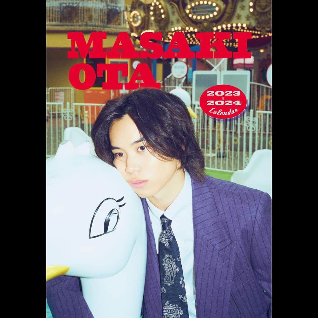 太田将熙のインスタグラム：「. 太田将熙2023-2024年カレンダー 🎢発売決定🎡  テーマは"ニューレトロ"  レトロでポップでモードな欲張りなカレンダーを作りました。  表紙は裏表で2パターン。  過去最高傑作が出来ました。 2023年ー2024年もどうぞ宜しくお願いします。  Photo @shinto_takeshi  Styling 岡本健太郎 Hair&Make 佐々木麻里子  #太田将熙  #太田将熙20232024カレンダー」