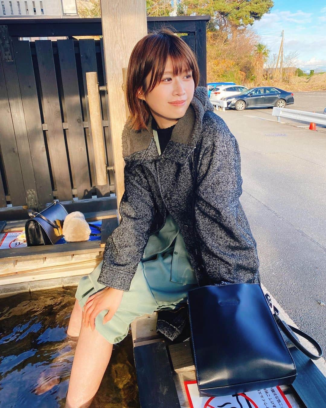 佐藤朱のインスタグラム：「海を眺めながら足湯♨️😌 . 冷え切った足先も、 いつの間にかぽっかぽかに☺️ ここはぜひまた行きたい☺️☺️ #松島 #松島観光 #足湯」