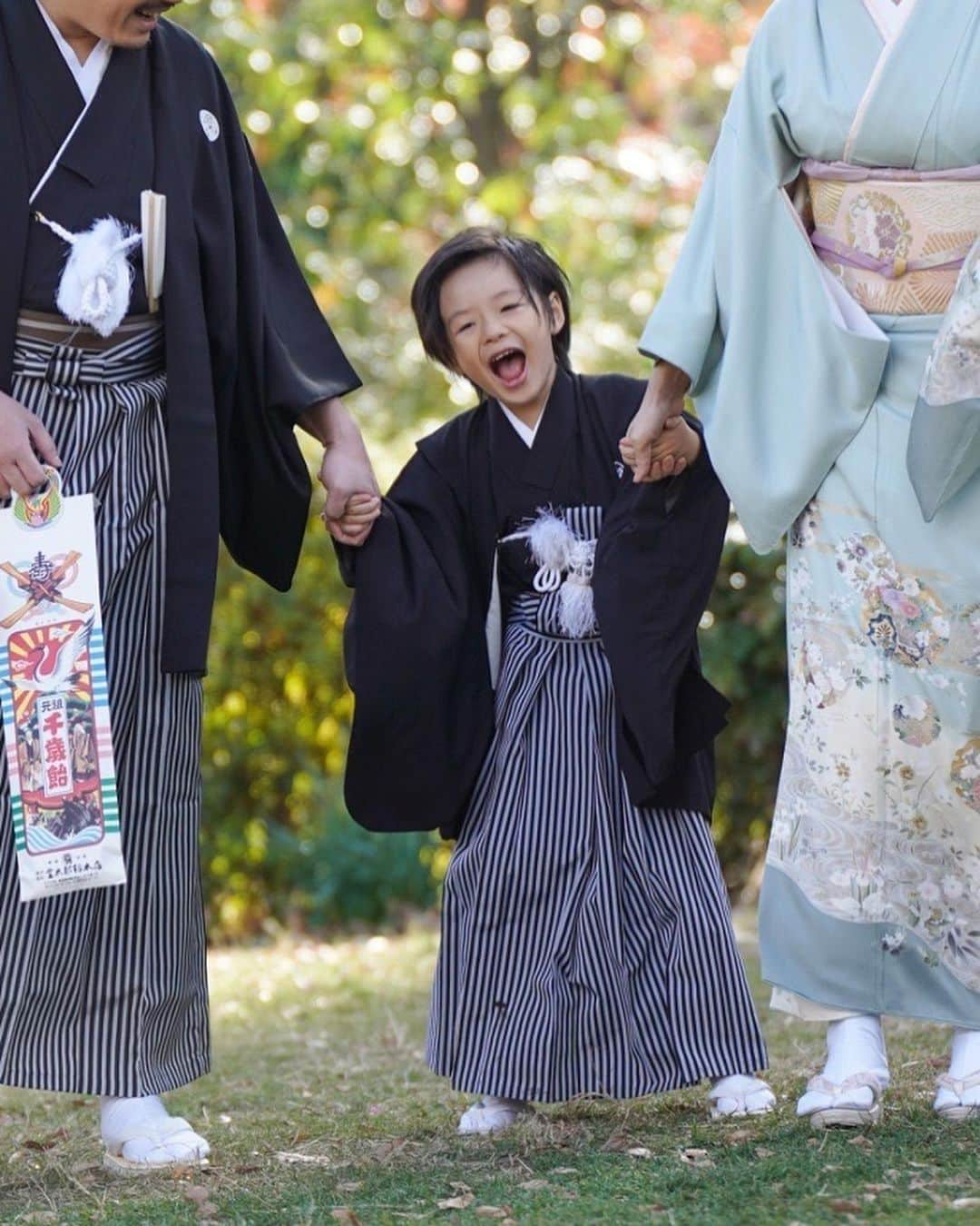 林みなほさんのインスタグラム写真 - (林みなほInstagram)「. 七五三のデータが届きました♡  5歳を迎えたばかりの息子との写真、記念になりました✨✨  息子が自分で選んだお着物は、 柄なしシンプルなスタンダードなもの✨ さすがモノトーン好きの親に育てられてるな🤣✨  撮影は、 @beyond.films にお願いしました♪  #七五三#お着物#日枝神社#写真撮影」12月23日 21時30分 - hayashiminaho