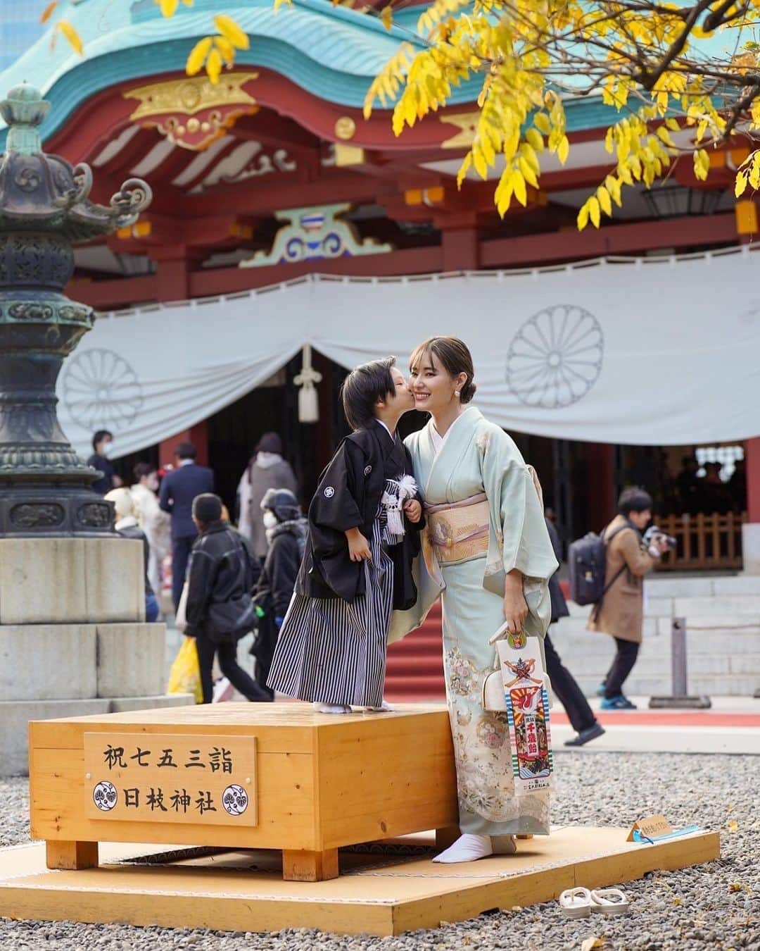 林みなほのインスタグラム：「. 七五三のデータが届きました♡  5歳を迎えたばかりの息子との写真、記念になりました✨✨  息子が自分で選んだお着物は、 柄なしシンプルなスタンダードなもの✨ さすがモノトーン好きの親に育てられてるな🤣✨  撮影は、 @beyond.films にお願いしました♪  #七五三#お着物#日枝神社#写真撮影」