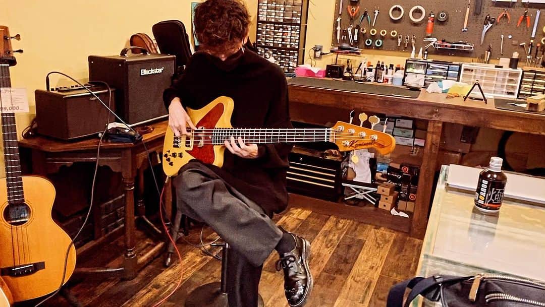 須藤優のインスタグラム：「YARDBIRD 5-Strings / Aged Finish [YU-SUTO MODEL]  新たにとんでもないベースを神鳴さんに作っていただきました ノンリバースサンダーバードの5弦 見た目も音も本当に最高です  詳細は @kaminari_guitars にて！」