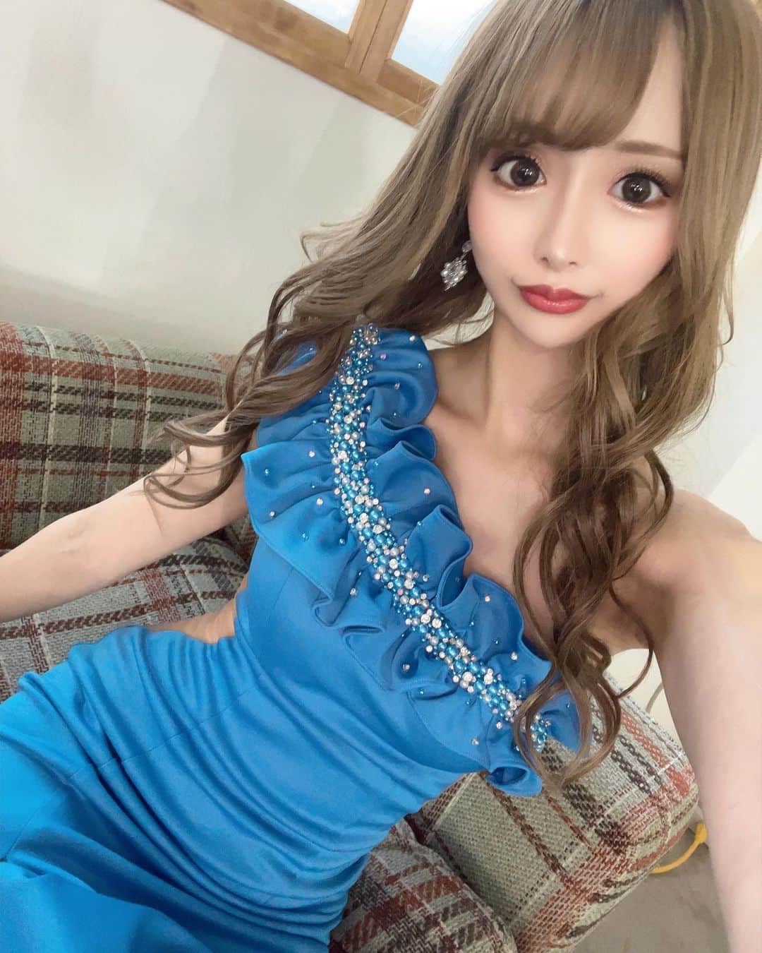 黒宮ちはやのインスタグラム：「大好きなブルー💙🦋 色が超綺麗🦋🦋🦋  @angelr_dress の 新作ロングドレスです👗💙   #黒宮ちはや #小悪魔ageha #モデル #キャバクラ #キャバ嬢 #ホステス #ラウンジ #水商売 #お酒 #歌舞伎町 #新宿 #六本木 #銀座 #北新地 #ミナミ #渋谷 #すすきの #シャンパン #華灯 #ディアレスト」