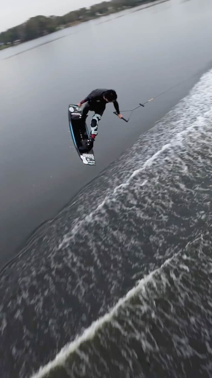 手塚翔太のインスタグラム：「One hit from yesterday🔥 Enjoying some off season session with my beauty @supra_boats SA550☃️ Also always supported me @fresh_bros recovery spray after send it to the moon!🌱  📹: @agarabaghi」