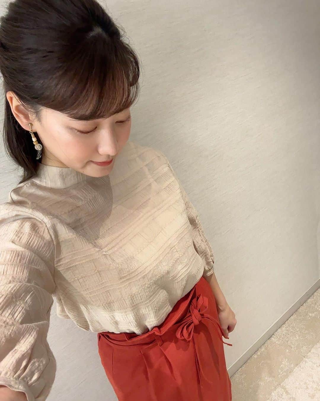須貝茉彩のインスタグラム：「. 今週はモープラの代打で３日連続出演でした😉 なんだか違う曜日を担当すると コーナーも変わるのでバタバタ感も違うなぁと実感！ インスタ更新も滞ってるので なんとなく衣装を撮ってみた笑  お仕事の写真溜まっているので 年内上げられるように頑張ります！  たまにはヨガの先生っぽいお話しも。 今日は今年最後の新月。 来年の目標や新しく始めたいことを決めるにも ぴったりだから いろいろ書き出してみるのおすすめです✍️✨  #須貝茉彩 #フリーアナウンサー#衣装」