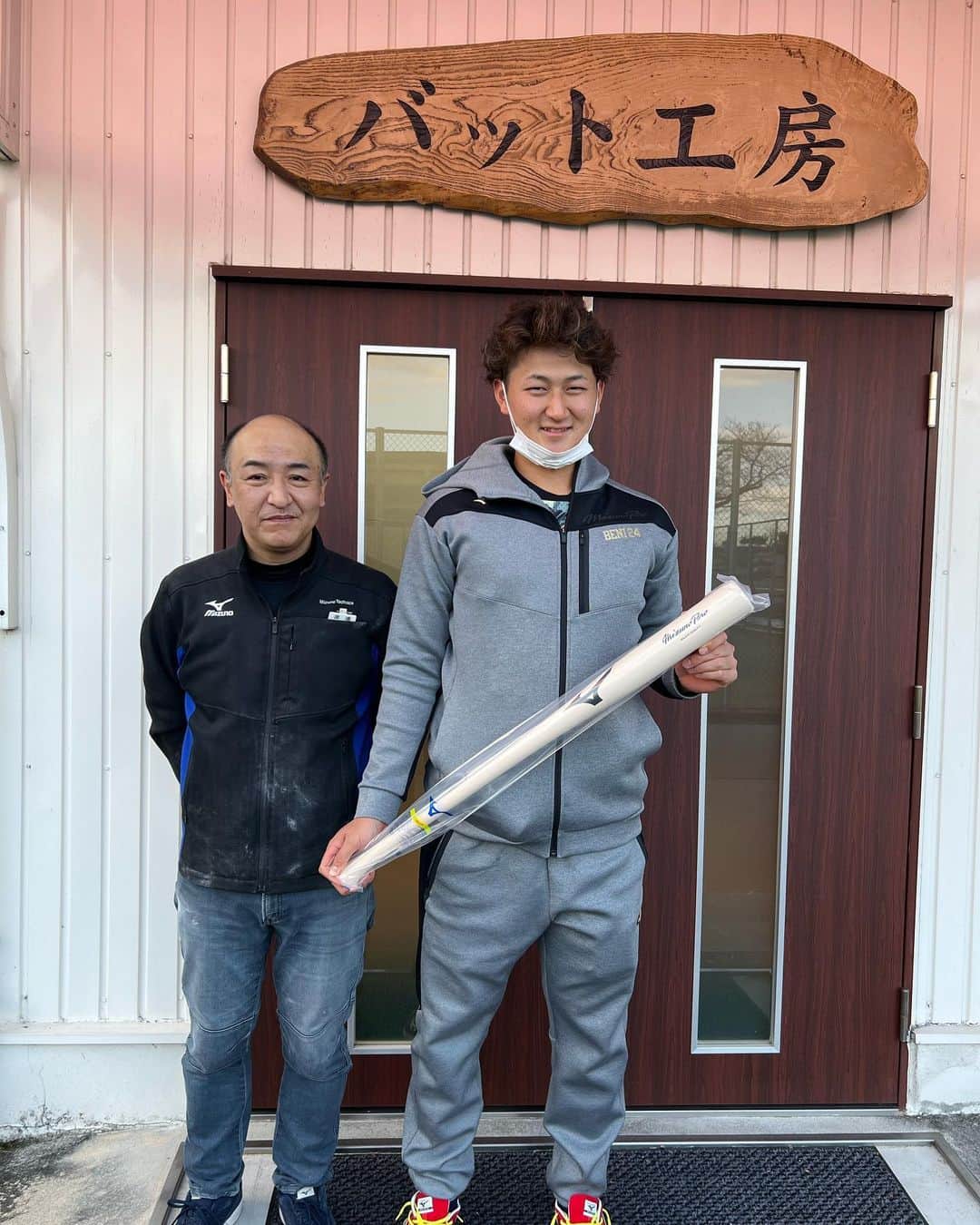紅林弘太郎のインスタグラム：「先日岐阜県養老町にあるミズノのバット工場に行ってきました！ バット削りを目の前で見させていただくことができとてもいい経験になりました！ 感謝の気持ちを忘れずに今後も頑張っていきます！ #元で笑ったことない」