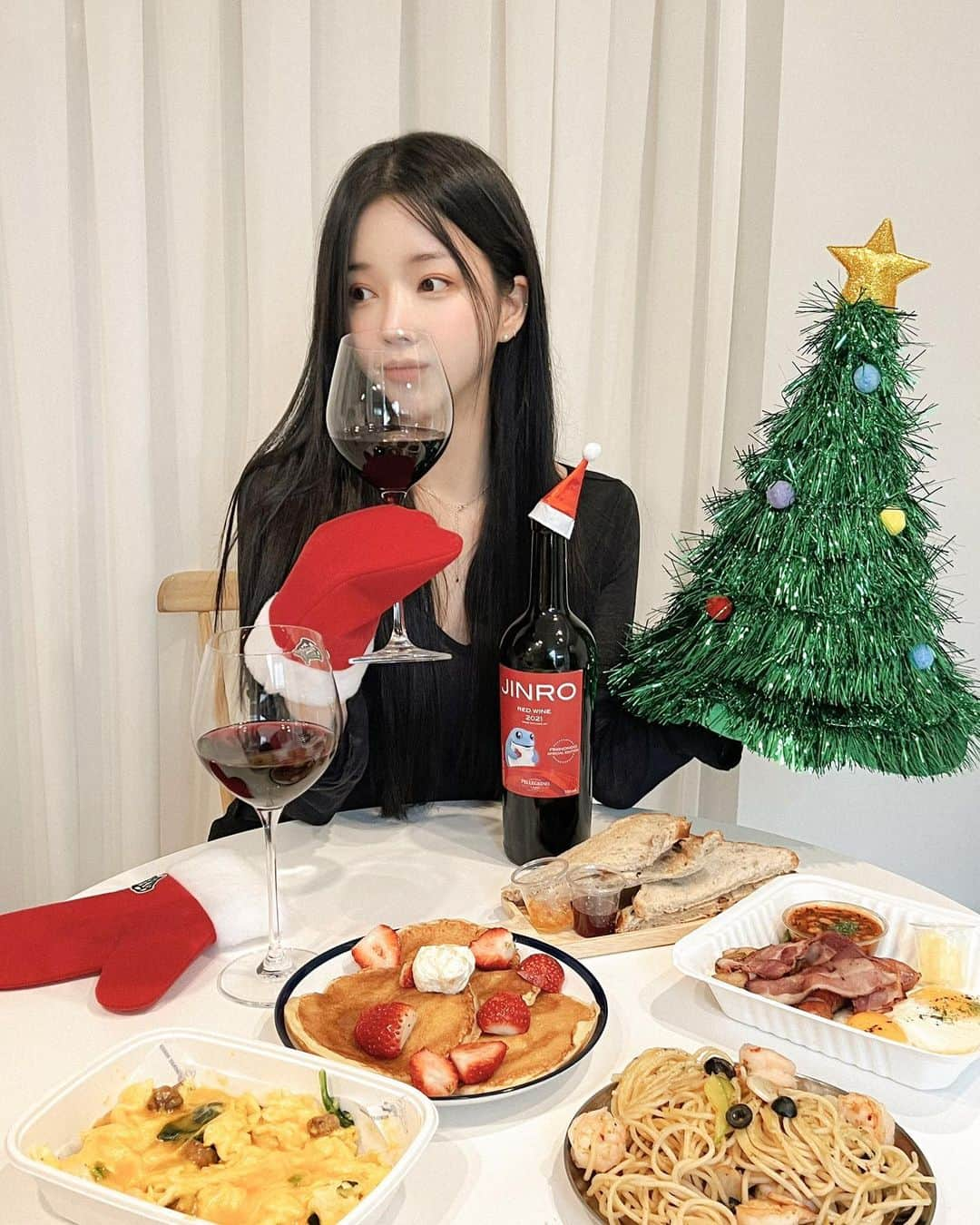 ユン・アラのインスタグラム：「#광고  진로에서 처음 선보이는 프리미엄 진로 레드와인 🍷 마시는 순간 입안에 풍미가 장난 아니더라구요! 요즘 와인에 관심이 많아졌는데,  절대 2만원대의 퀄리티가 아니였어요 고급 프리미엄 와인과 견주어도 손색없는 이유는 시칠리아 와인명가 <카를로 펠레그리노>와 합작하여 선보인  고퀄리티 와인이기 때문이래요!  동봉된 산타모자 장착하고  두꺼비 티골드도 띄워 마시면  연말분위기도 낼 수 있다구용 💛   #진로 #진로레드와인 #프리미엄레드와인  #프리미엄와인 #가심비와인」