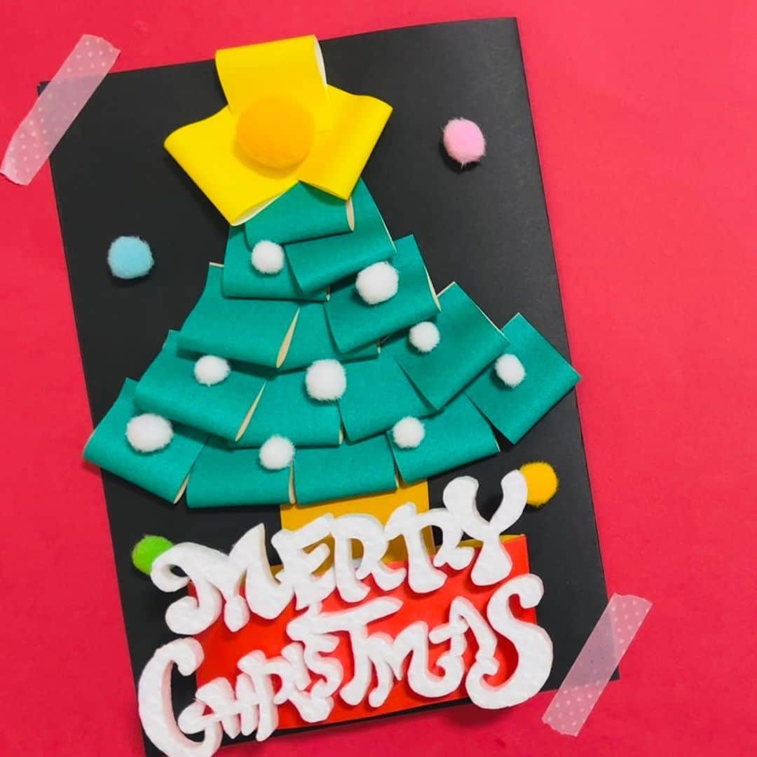 できたくん（高橋和之）のインスタグラム：「明日はクリスマスイブですね！  土曜日だけど寒いからお家にいる予定！  と言うファミリーは、折り紙でクリスマスツリーを作っちゃおー！！！  YouTube「ちゃんねるできたくん」に作り方をアップしてあります！  ぜひ！！！  #折り紙 #折り紙クリスマスツリー #壁面飾り #おりがみ #クリスマス工作 #クリスマスパーティー #工作 #工作大好き #できたくん #ちゃんねるできたくん」