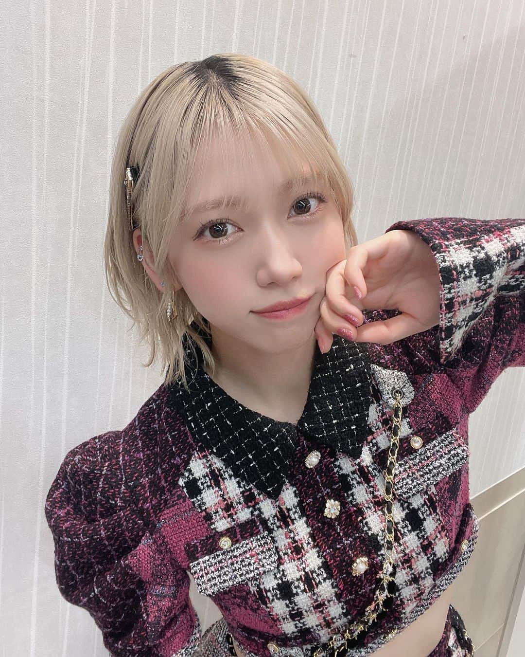 茂木忍のインスタグラム：「🎄Mステ SUPER LIVE 2022🎄 . 新衣装可愛すぎるよネ🥹 今までにない色味でプリキュアみたい🎀 . 前回はロングパンツで今回はショートパンツです🤭」