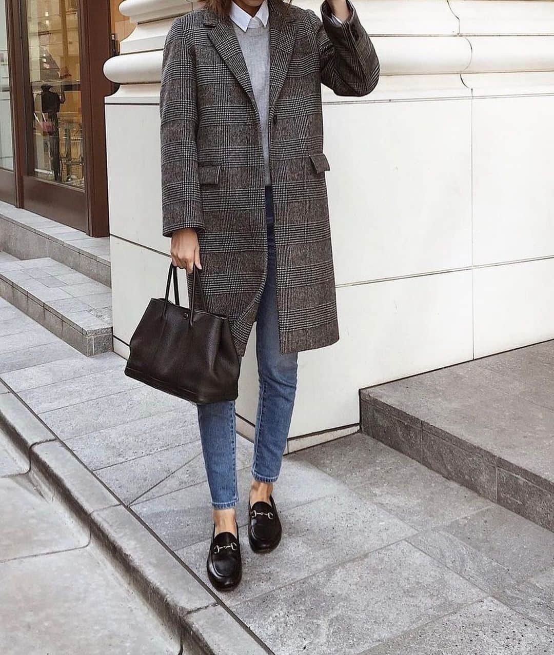 Shokoさんのインスタグラム写真 - (ShokoInstagram)「＊Fashion＊ 1 coat - 2 shoes - 3 sweaters - 3 pants You can do a lot of mix and match with just few clothes   As mentioned in my previous post, you can do many different styles with just one checkered Chester coat. Also in these pictures you can tell that I’m wearing three pants, only three sweaters (black, grey and white) and two shoes (Golden goose sneakers and Gucci loafer).  You can tell that with these variations, mix and match goes a long way.   I tagged all the pictures of the brands that I am wearing. From uniqlo to Hermes there’s also a high and low mix.」12月23日 22時15分 - simplytokyo