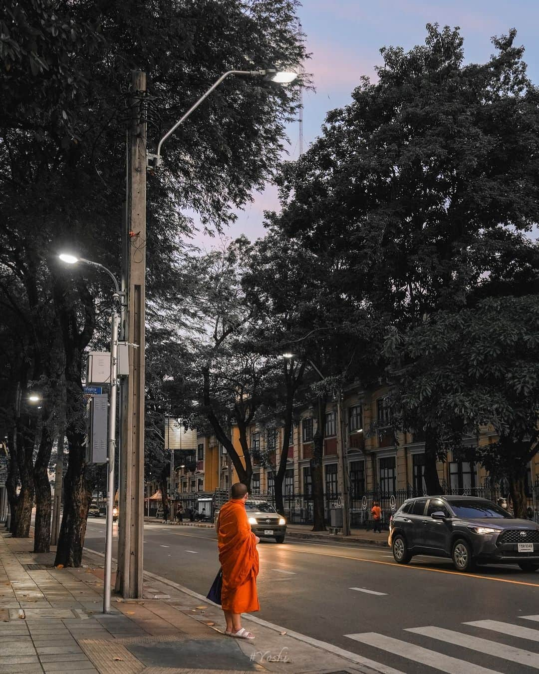 でいぜろバンコクさんのインスタグラム写真 - (でいぜろバンコクInstagram)「In Thailand, which has a large Buddhist population, monks can often be seen walking through the streets.  お坊さんがいるだけでタイっぽくなりますね 皆さんが思うタイっぽさって何ですか？コメントください😷 . . . . . . #bangkokstreet #thailandphotographer #bangkokcityvibes #beautiful_bangkok #bangkokspirit #streetphotographybangkok #bangkokstreets #thailandstreetphotography #streetbangkok #bangkokstreets #streetphotographythailand #bangkokexplore #thailandstreet  #bangkokview #bangkokstreetphotography」12月23日 22時16分 - dayzerobangkok