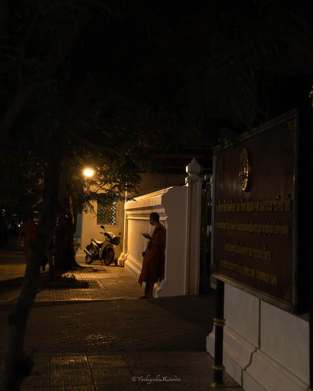 でいぜろバンコクさんのインスタグラム写真 - (でいぜろバンコクInstagram)「In Thailand, which has a large Buddhist population, monks can often be seen walking through the streets.  お坊さんがいるだけでタイっぽくなりますね 皆さんが思うタイっぽさって何ですか？コメントください😷 . . . . . . #bangkokstreet #thailandphotographer #bangkokcityvibes #beautiful_bangkok #bangkokspirit #streetphotographybangkok #bangkokstreets #thailandstreetphotography #streetbangkok #bangkokstreets #streetphotographythailand #bangkokexplore #thailandstreet  #bangkokview #bangkokstreetphotography」12月23日 22時16分 - dayzerobangkok