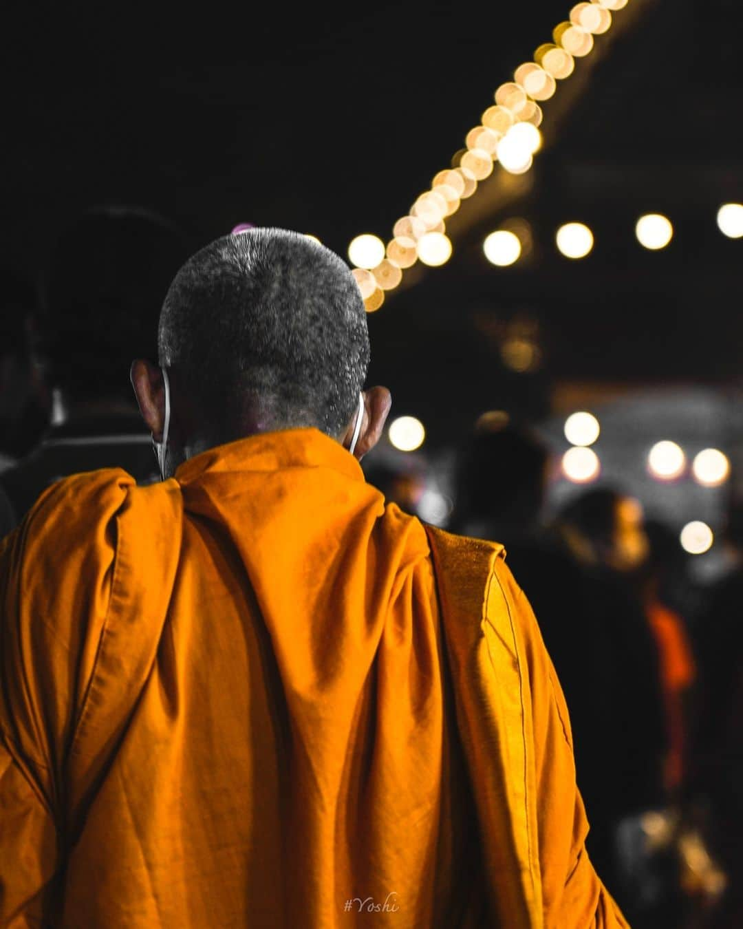 でいぜろバンコクさんのインスタグラム写真 - (でいぜろバンコクInstagram)「In Thailand, which has a large Buddhist population, monks can often be seen walking through the streets.  お坊さんがいるだけでタイっぽくなりますね 皆さんが思うタイっぽさって何ですか？コメントください😷 . . . . . . #bangkokstreet #thailandphotographer #bangkokcityvibes #beautiful_bangkok #bangkokspirit #streetphotographybangkok #bangkokstreets #thailandstreetphotography #streetbangkok #bangkokstreets #streetphotographythailand #bangkokexplore #thailandstreet  #bangkokview #bangkokstreetphotography」12月23日 22時16分 - dayzerobangkok