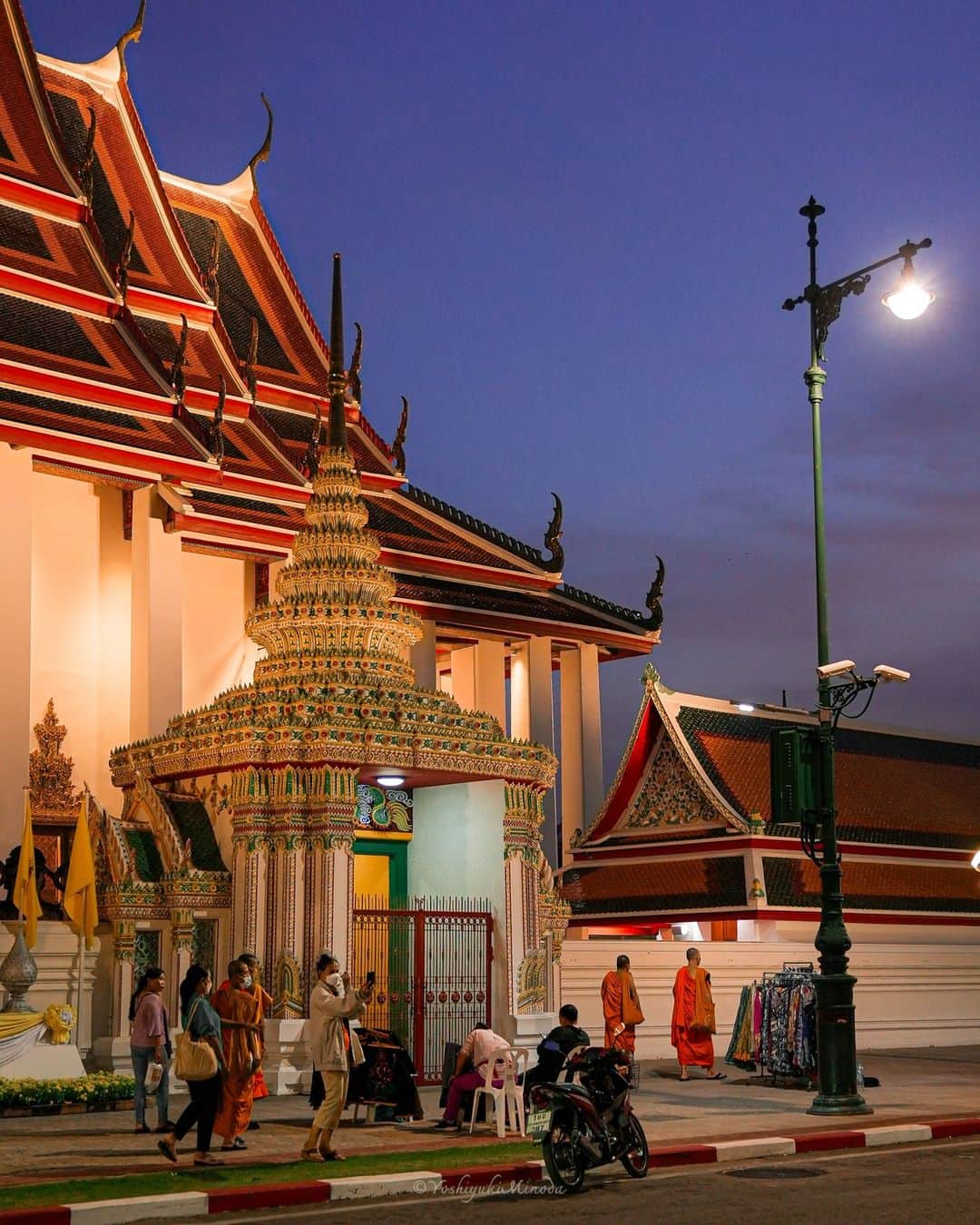 でいぜろバンコクさんのインスタグラム写真 - (でいぜろバンコクInstagram)「In Thailand, which has a large Buddhist population, monks can often be seen walking through the streets.  お坊さんがいるだけでタイっぽくなりますね 皆さんが思うタイっぽさって何ですか？コメントください😷 . . . . . . #bangkokstreet #thailandphotographer #bangkokcityvibes #beautiful_bangkok #bangkokspirit #streetphotographybangkok #bangkokstreets #thailandstreetphotography #streetbangkok #bangkokstreets #streetphotographythailand #bangkokexplore #thailandstreet  #bangkokview #bangkokstreetphotography」12月23日 22時16分 - dayzerobangkok