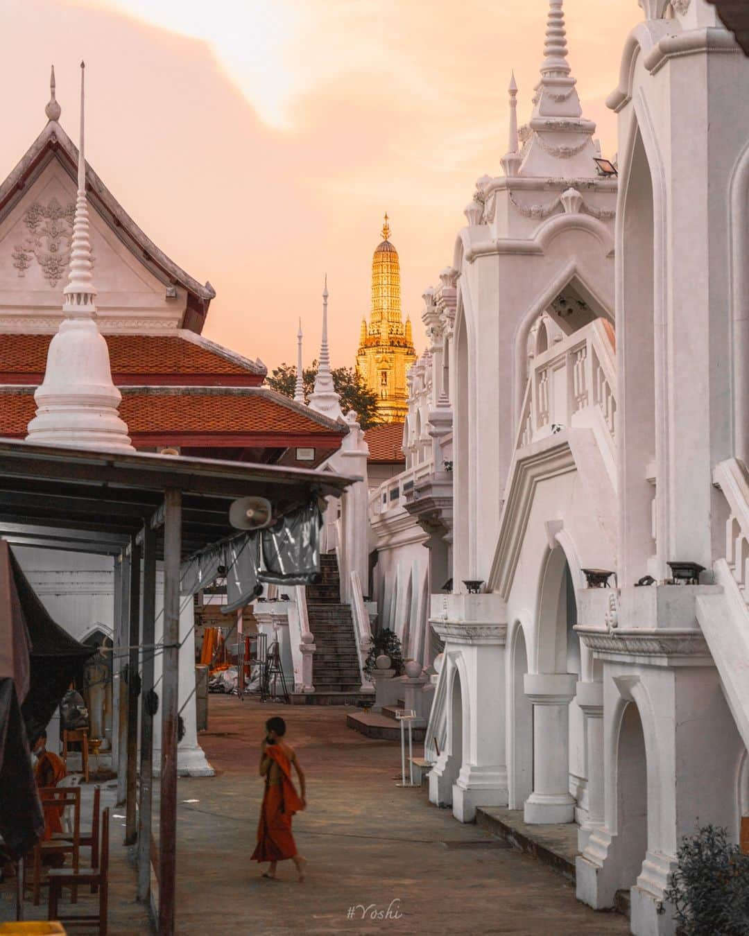 でいぜろバンコクさんのインスタグラム写真 - (でいぜろバンコクInstagram)「In Thailand, which has a large Buddhist population, monks can often be seen walking through the streets.  お坊さんがいるだけでタイっぽくなりますね 皆さんが思うタイっぽさって何ですか？コメントください😷 . . . . . . #bangkokstreet #thailandphotographer #bangkokcityvibes #beautiful_bangkok #bangkokspirit #streetphotographybangkok #bangkokstreets #thailandstreetphotography #streetbangkok #bangkokstreets #streetphotographythailand #bangkokexplore #thailandstreet  #bangkokview #bangkokstreetphotography」12月23日 22時16分 - dayzerobangkok