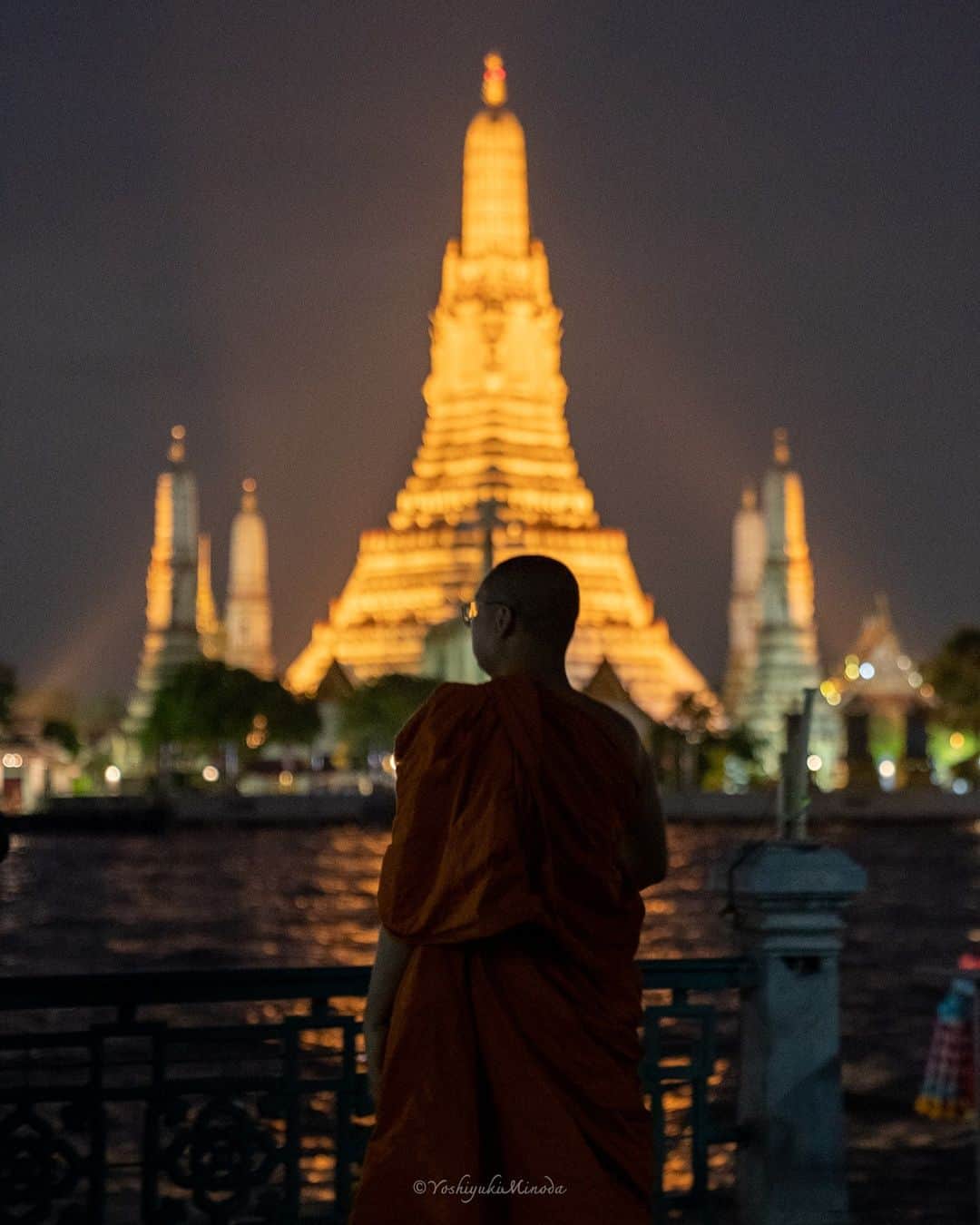 でいぜろバンコクさんのインスタグラム写真 - (でいぜろバンコクInstagram)「In Thailand, which has a large Buddhist population, monks can often be seen walking through the streets.  お坊さんがいるだけでタイっぽくなりますね 皆さんが思うタイっぽさって何ですか？コメントください😷 . . . . . . #bangkokstreet #thailandphotographer #bangkokcityvibes #beautiful_bangkok #bangkokspirit #streetphotographybangkok #bangkokstreets #thailandstreetphotography #streetbangkok #bangkokstreets #streetphotographythailand #bangkokexplore #thailandstreet  #bangkokview #bangkokstreetphotography」12月23日 22時16分 - dayzerobangkok