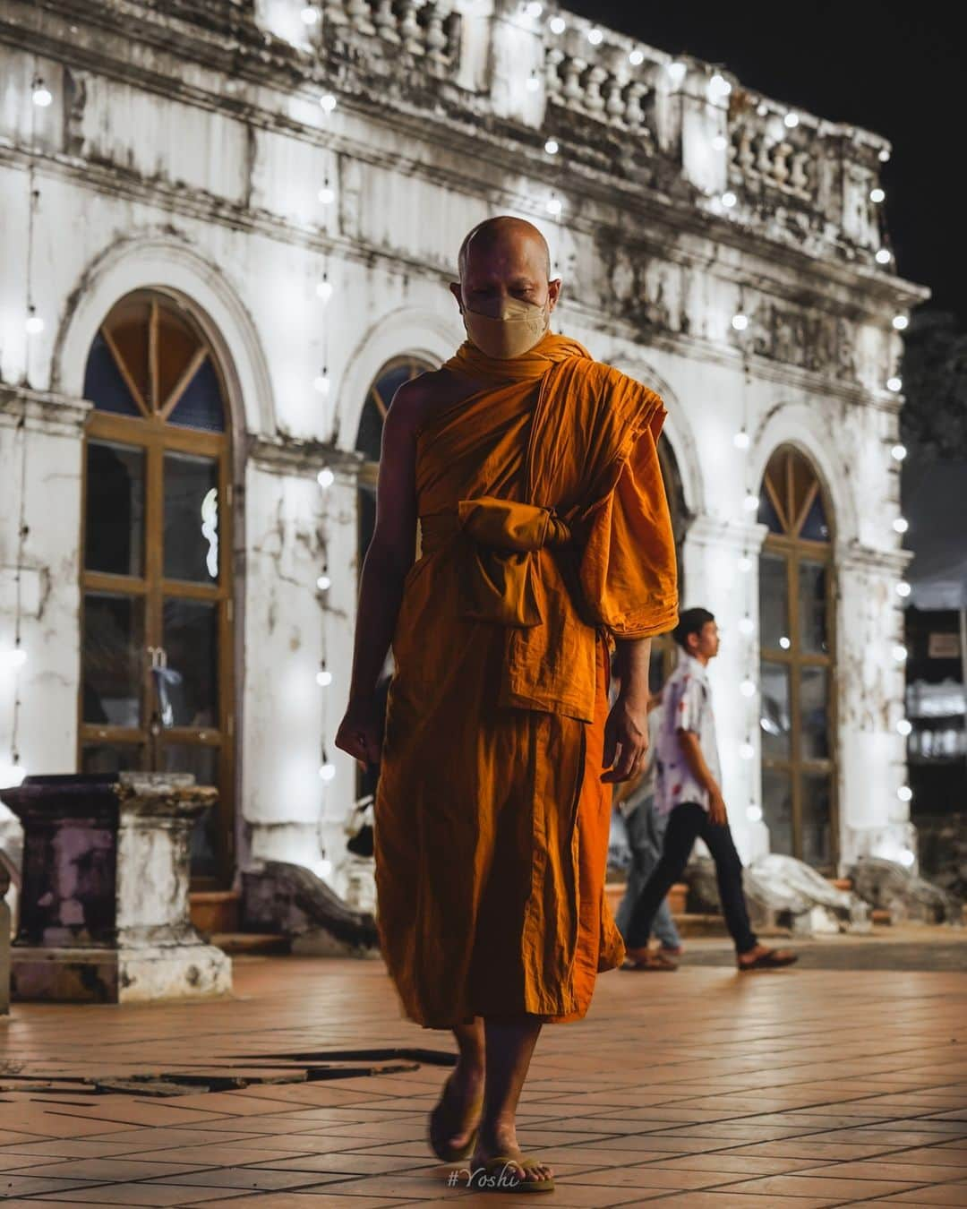 でいぜろバンコクさんのインスタグラム写真 - (でいぜろバンコクInstagram)「In Thailand, which has a large Buddhist population, monks can often be seen walking through the streets.  お坊さんがいるだけでタイっぽくなりますね 皆さんが思うタイっぽさって何ですか？コメントください😷 . . . . . . #bangkokstreet #thailandphotographer #bangkokcityvibes #beautiful_bangkok #bangkokspirit #streetphotographybangkok #bangkokstreets #thailandstreetphotography #streetbangkok #bangkokstreets #streetphotographythailand #bangkokexplore #thailandstreet  #bangkokview #bangkokstreetphotography」12月23日 22時16分 - dayzerobangkok