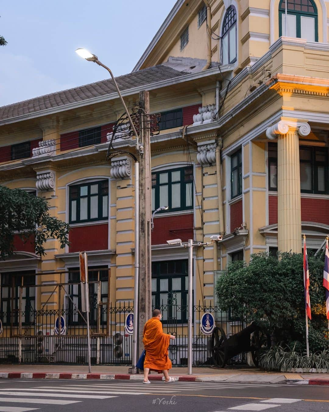 でいぜろバンコクさんのインスタグラム写真 - (でいぜろバンコクInstagram)「In Thailand, which has a large Buddhist population, monks can often be seen walking through the streets.  お坊さんがいるだけでタイっぽくなりますね 皆さんが思うタイっぽさって何ですか？コメントください😷 . . . . . . #bangkokstreet #thailandphotographer #bangkokcityvibes #beautiful_bangkok #bangkokspirit #streetphotographybangkok #bangkokstreets #thailandstreetphotography #streetbangkok #bangkokstreets #streetphotographythailand #bangkokexplore #thailandstreet  #bangkokview #bangkokstreetphotography」12月23日 22時16分 - dayzerobangkok