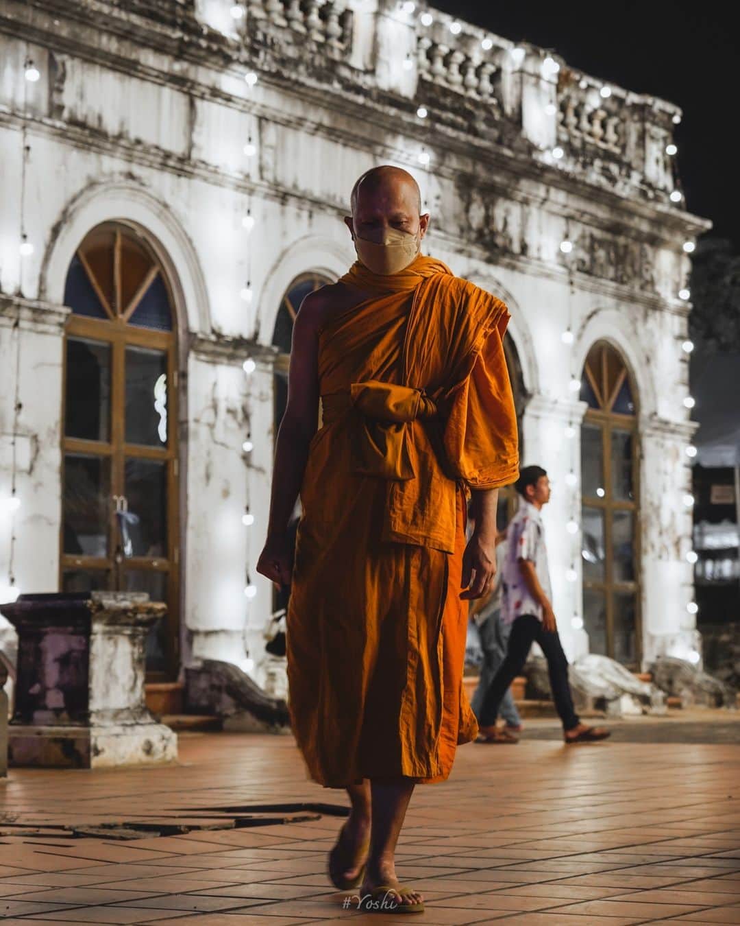 でいぜろバンコクのインスタグラム：「In Thailand, which has a large Buddhist population, monks can often be seen walking through the streets.  お坊さんがいるだけでタイっぽくなりますね 皆さんが思うタイっぽさって何ですか？コメントください😷 . . . . . . #bangkokstreet #thailandphotographer #bangkokcityvibes #beautiful_bangkok #bangkokspirit #streetphotographybangkok #bangkokstreets #thailandstreetphotography #streetbangkok #bangkokstreets #streetphotographythailand #bangkokexplore #thailandstreet  #bangkokview #bangkokstreetphotography」