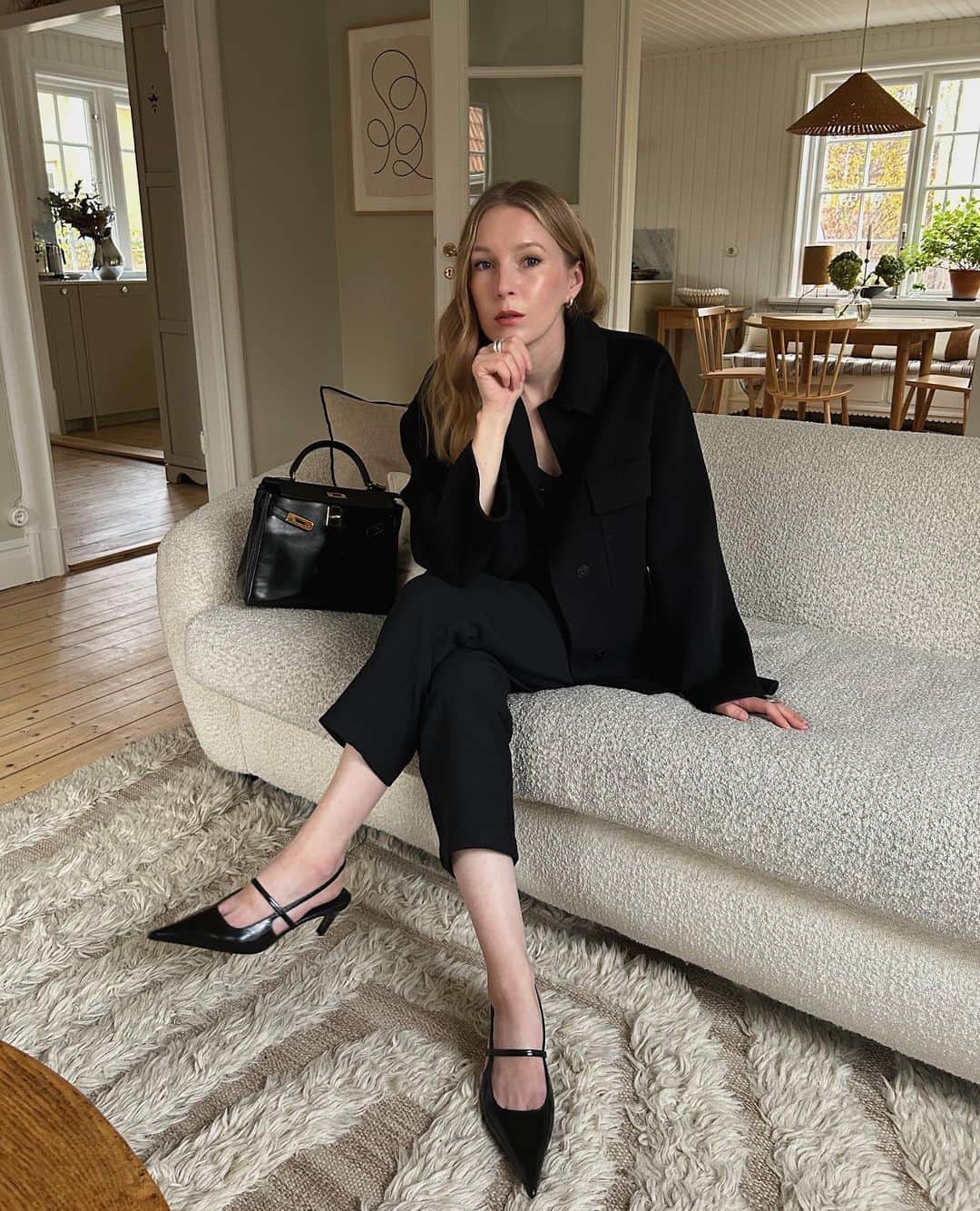 カロリーナ・イングマンのインスタグラム：「Paid collaboration. Back again with another favorite from @juliejosephine_essentials - the ’Trine’ jacket.  Made from the softest wool this oversized black jacket is a true classic that you’ll cherish forever! 🖤 #juliejosephineessentials」