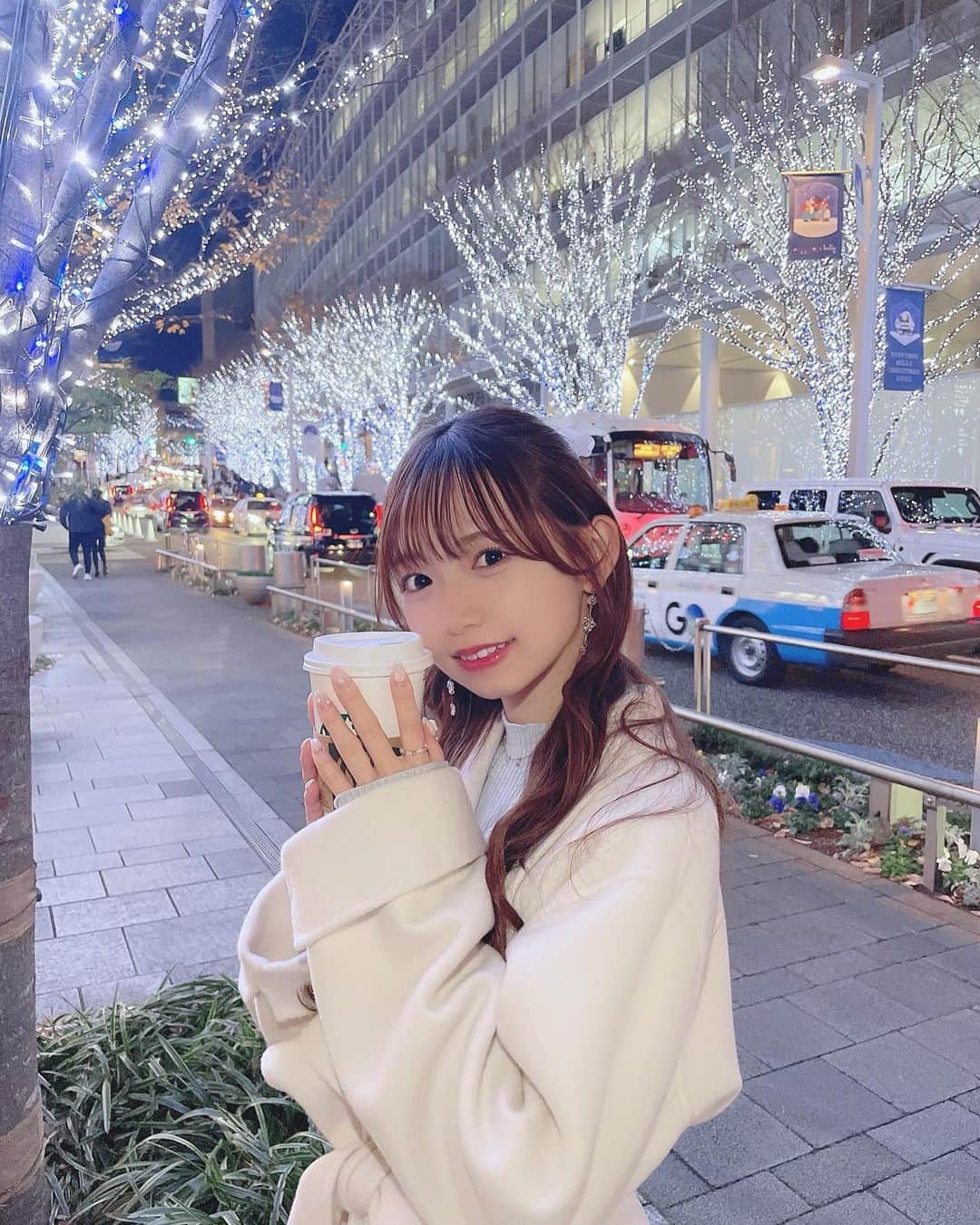 畑美紗起のインスタグラム：「キラキラしてる街がだいすきーっ🪄✨  #畑美紗起 #みちゃしふく #ニットコーデ #コーデ #フェミニン #ミニスカート #今日のコーデ #デート服 #イルミネーション #lookbook #ootd #fashion #japanese #japanesegirl #shooting #me #dailylook」