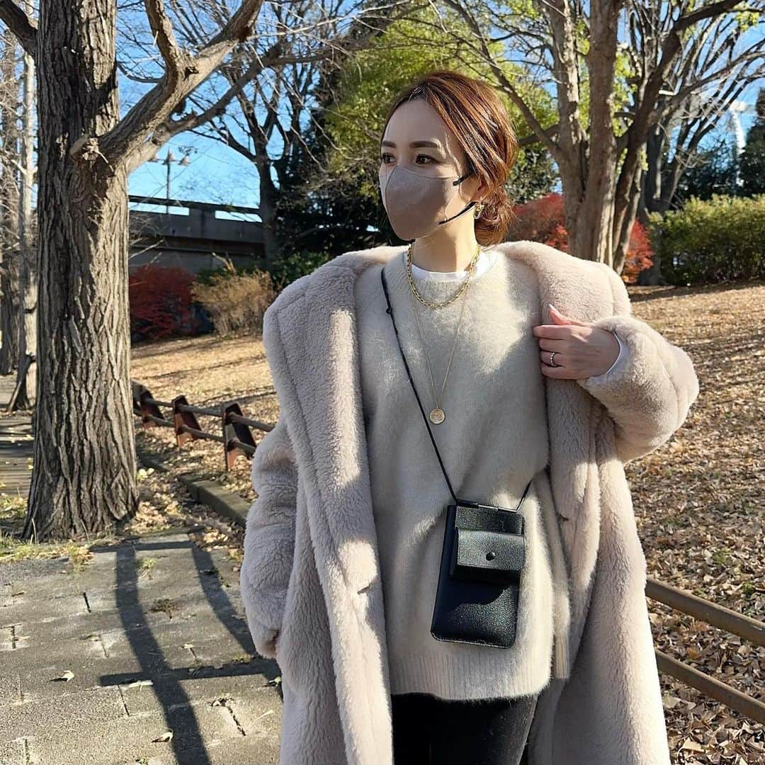 星玲奈のインスタグラム：「小さいバッグの時や 身軽に出かけたい時は @moliniofficial のショルダーウォレットを❤️ これ1つで スマホ、カード、お札、小銭が入るので 必要最小限の荷物が完結🙆🏻‍♀️ 紐の長さも調整できるので 男女兼用で使える！☺️  シンプルなデザインなので キーケースやキーホルダー、 チャームなどをつけてアレンジするのもよし❤️  @moliniofficial #molini #ショルダーウォレット#スマホケース」