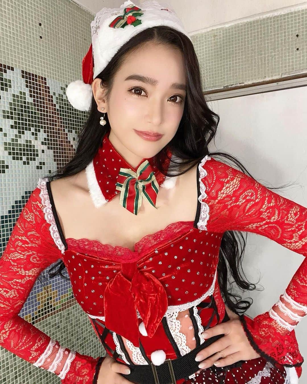太田麻美のインスタグラム：「明日はChristmas Eveですね🎅🎄🎁💖  サンタコス @malymoon1991   #christmas #cosplay #クリスマス #サンタコスプレ #サンタコス」